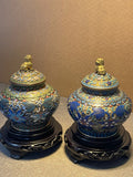 2x Chinesische Cloisonné Emaille Deckelvasen Messing mit Holzsockel ca. 10 cm