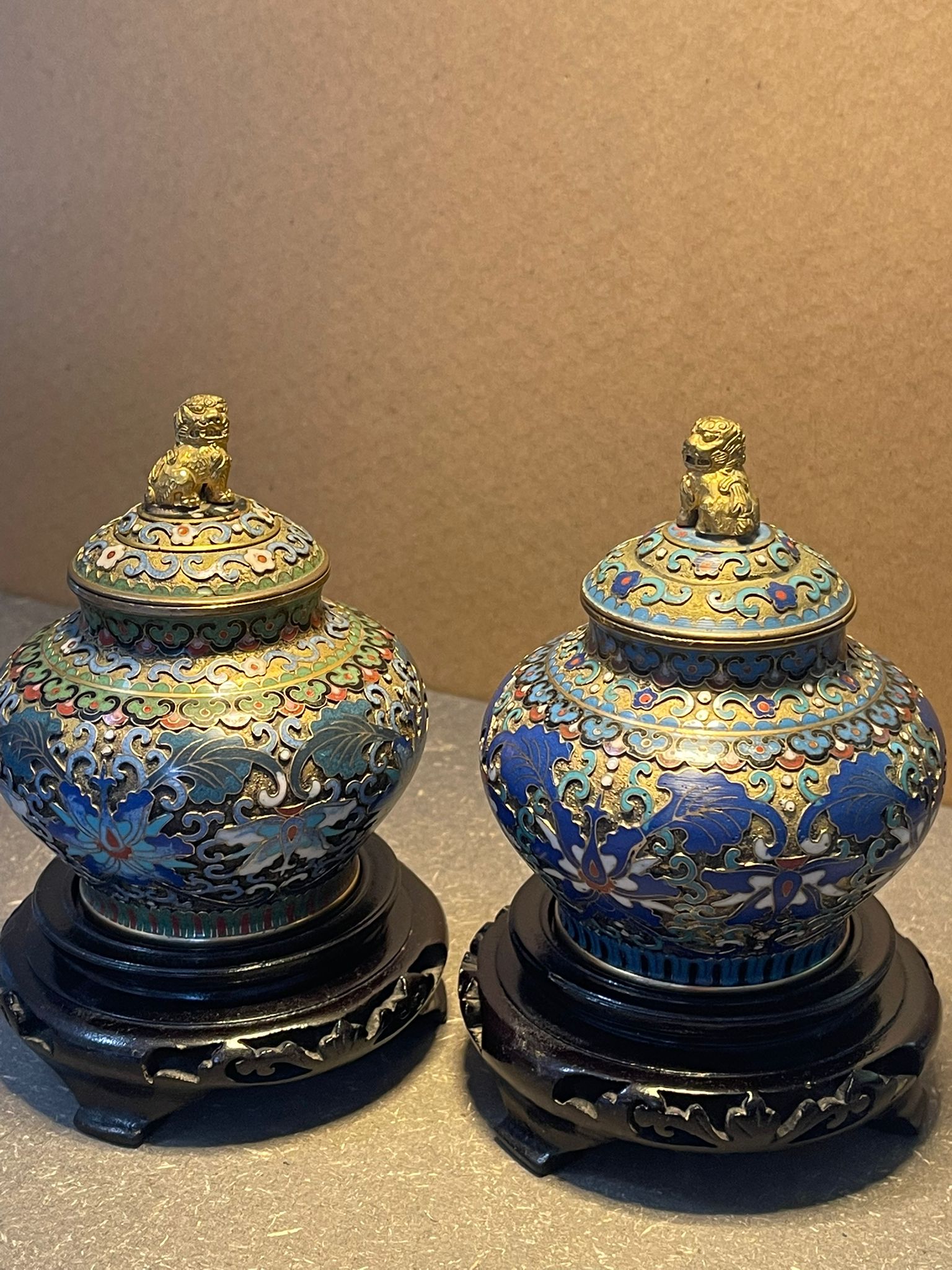 2x Chinesische Cloisonné Emaille Deckelvasen Messing mit Holzsockel ca. 10 cm