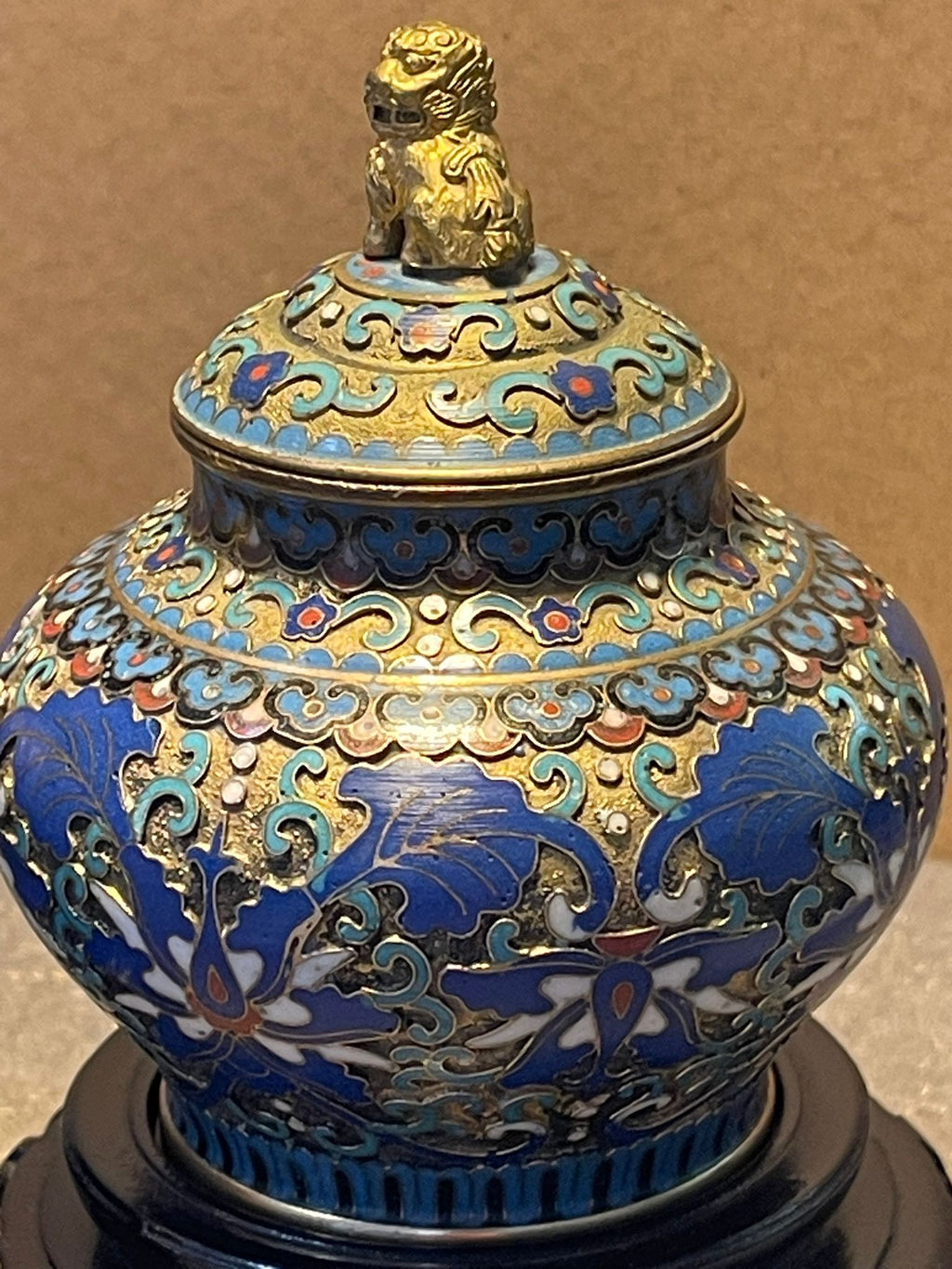 2x Chinesische Cloisonné Emaille Deckelvasen Messing mit Holzsockel ca. 10 cm