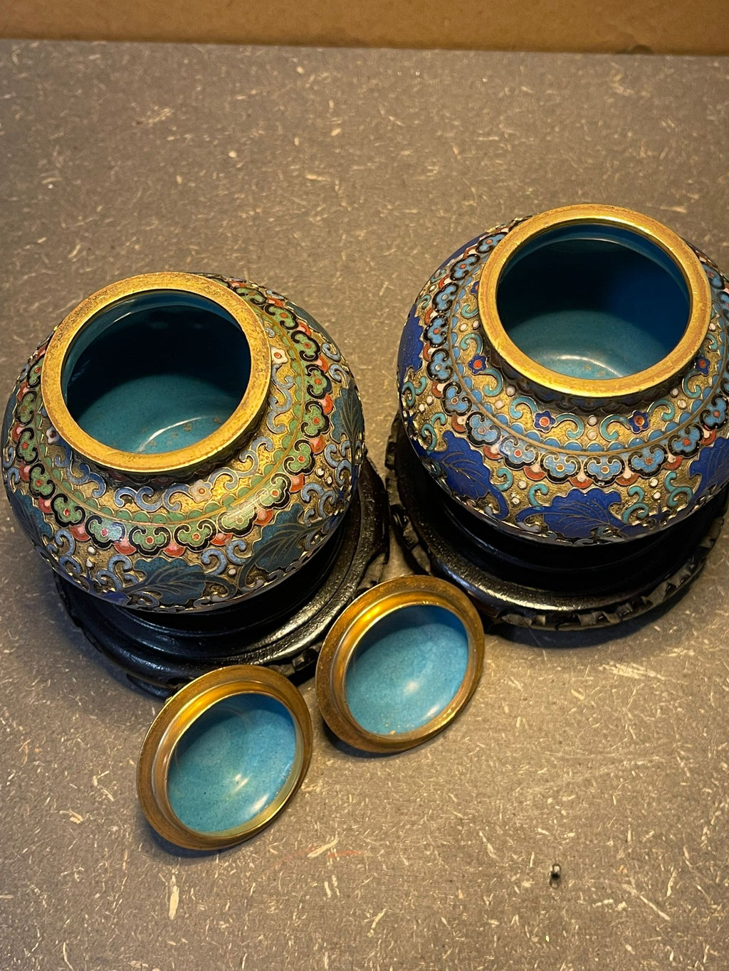 2x Chinesische Cloisonné Emaille Deckelvasen Messing mit Holzsockel ca. 10 cm