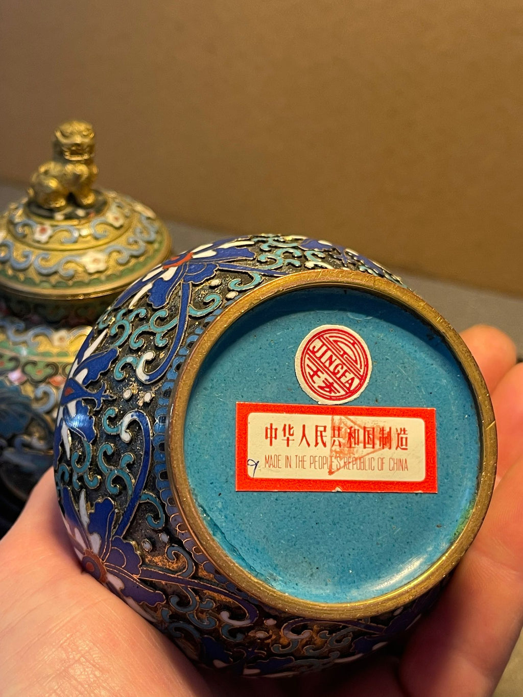 2x Chinesische Cloisonné Emaille Deckelvasen Messing mit Holzsockel ca. 10 cm