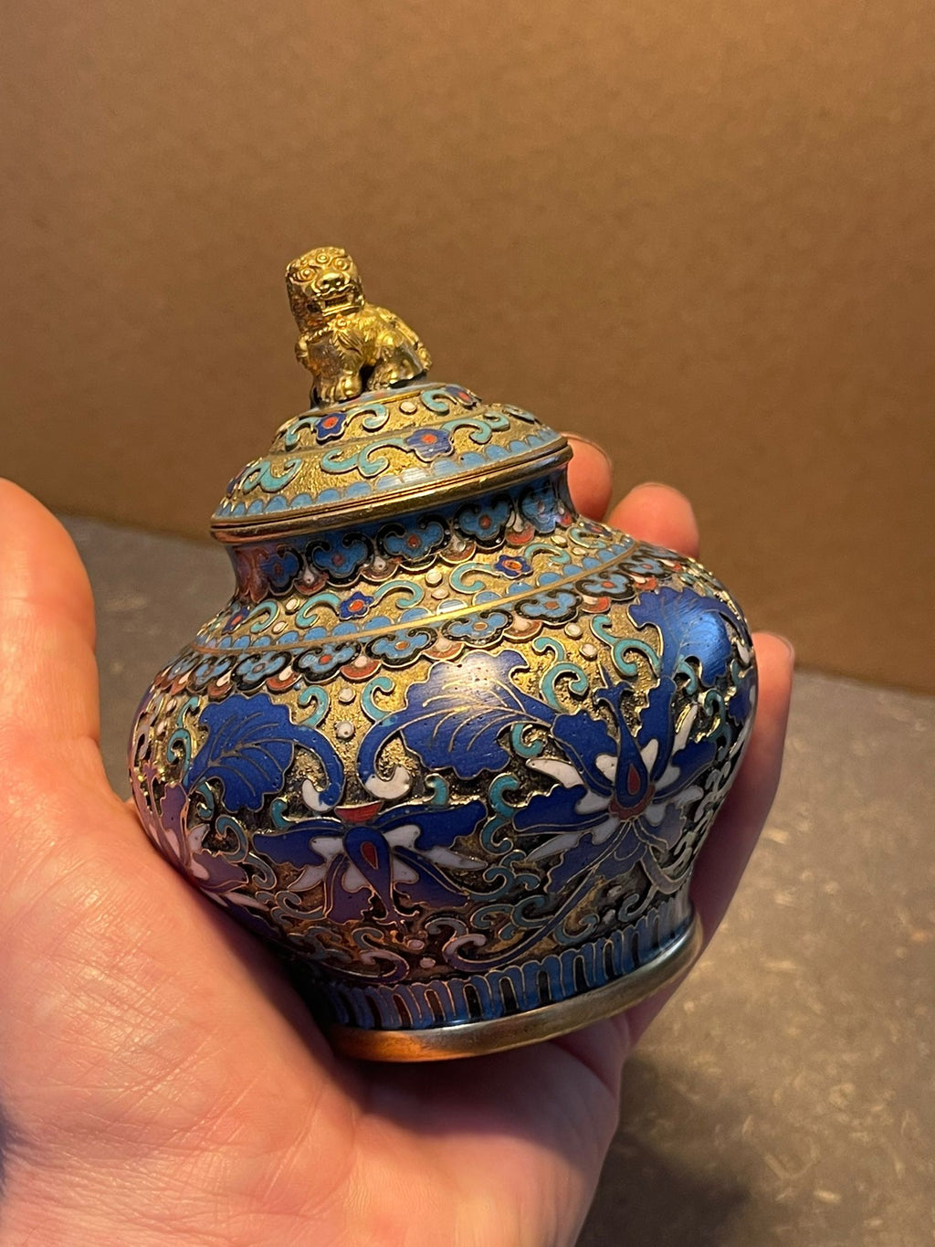 2x Chinesische Cloisonné Emaille Deckelvasen Messing mit Holzsockel ca. 10 cm