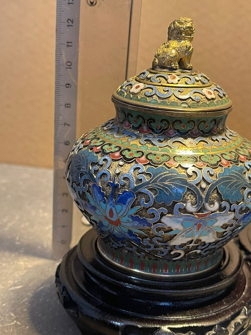 2x Chinesische Cloisonné Emaille Deckelvasen Messing mit Holzsockel ca. 10 cm