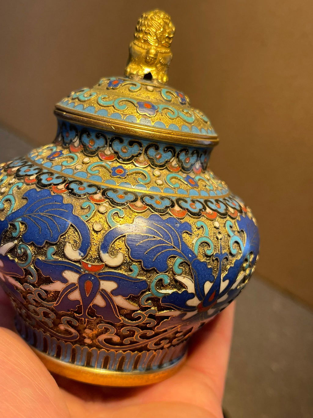 2x Chinesische Cloisonné Emaille Deckelvasen Messing mit Holzsockel ca. 10 cm