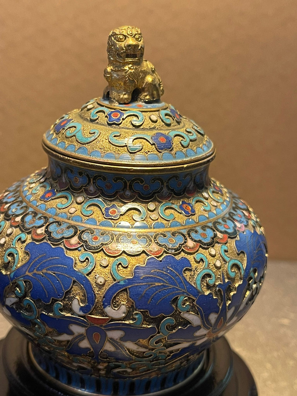 2x Chinesische Cloisonné Emaille Deckelvasen Messing mit Holzsockel ca. 10 cm
