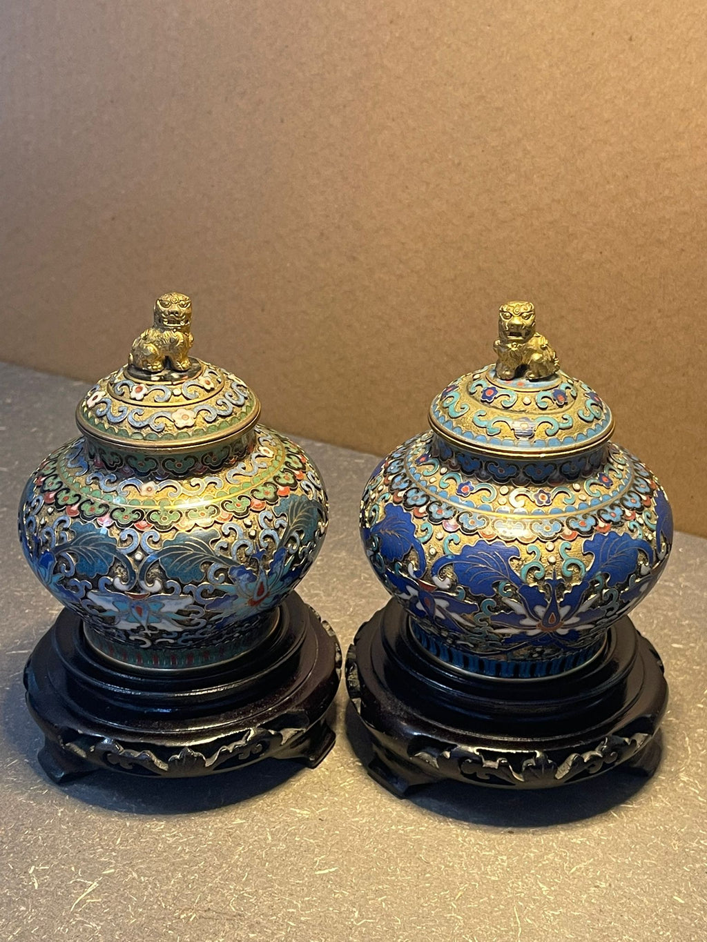 2x Chinesische Cloisonné Emaille Deckelvasen Messing mit Holzsockel ca. 10 cm