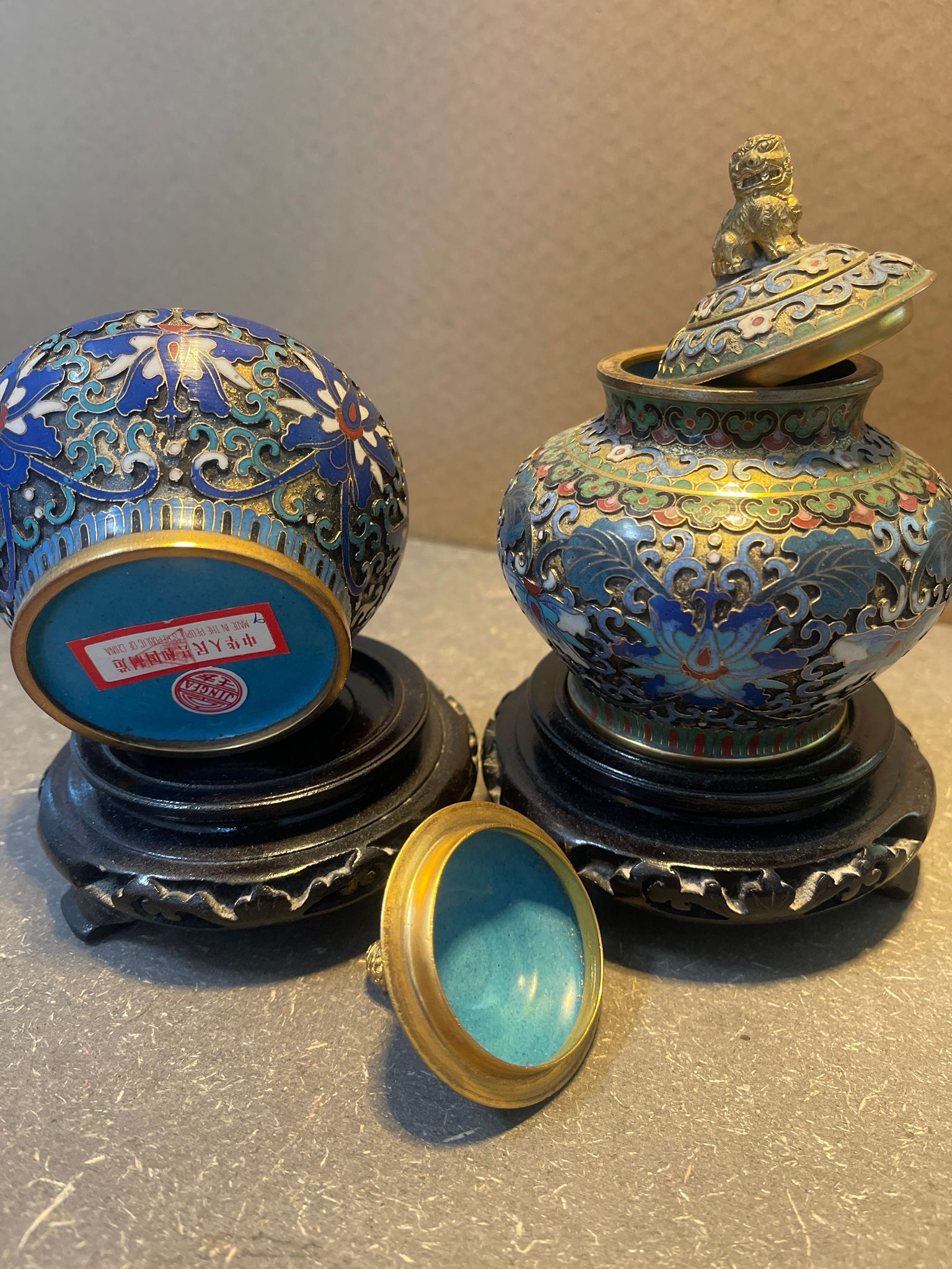 2x Chinesische Cloisonné Emaille Deckelvasen Messing mit Holzsockel ca. 10 cm