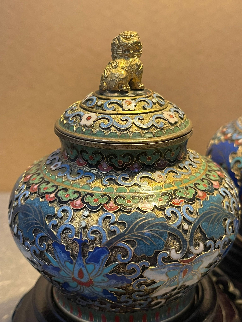 2x Chinesische Cloisonné Emaille Deckelvasen Messing mit Holzsockel ca. 10 cm