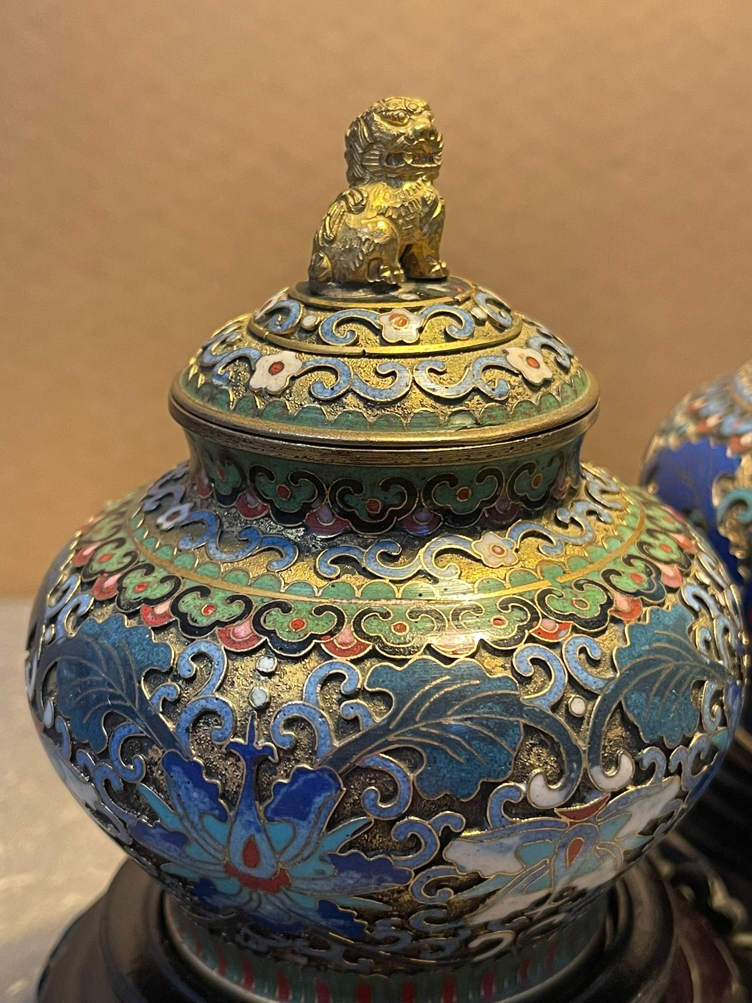 2x Chinesische Cloisonné Emaille Deckelvasen Messing mit Holzsockel ca. 10 cm