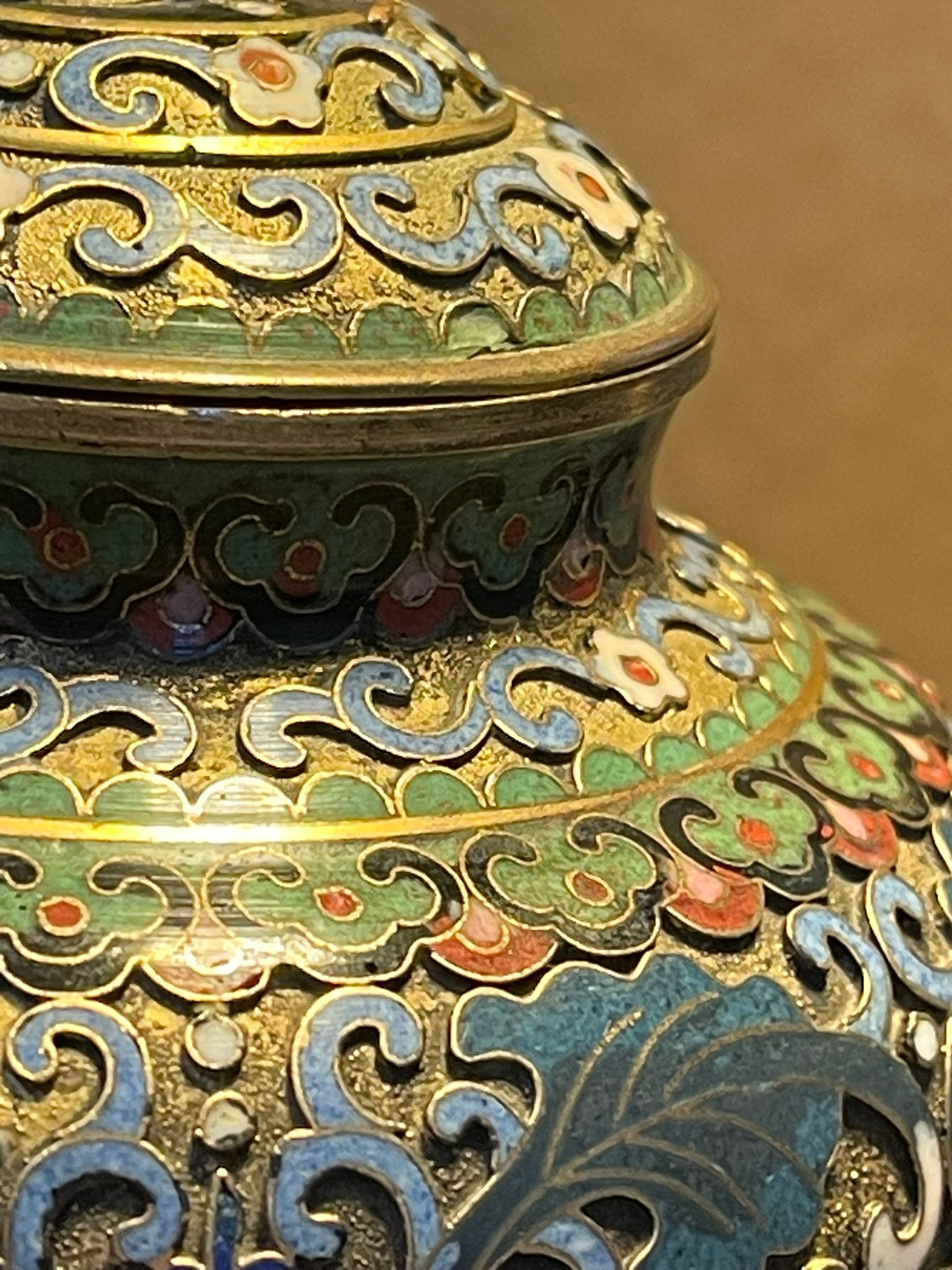 2x Chinesische Cloisonné Emaille Deckelvasen Messing mit Holzsockel ca. 10 cm