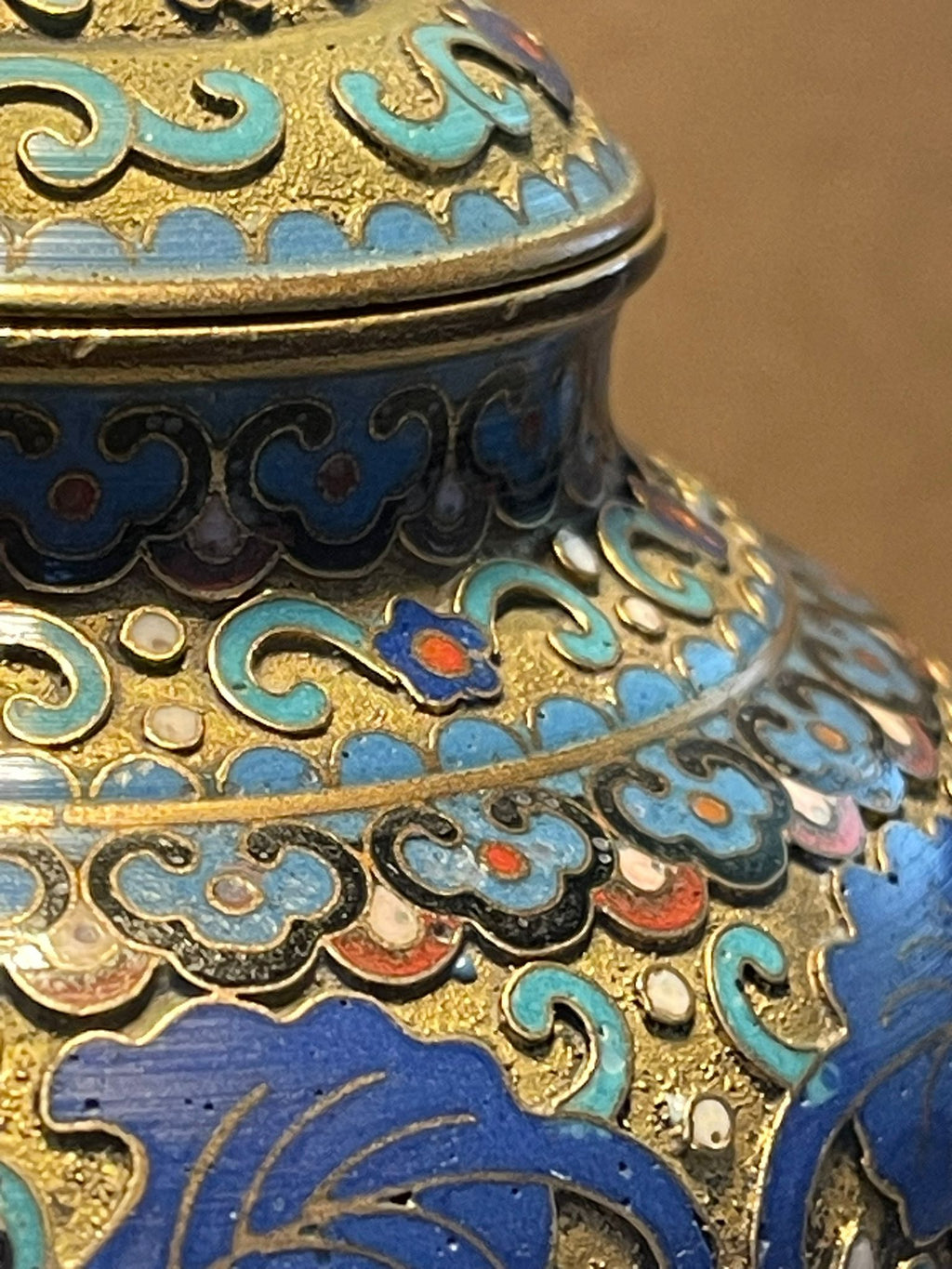 2x Chinesische Cloisonné Emaille Deckelvasen Messing mit Holzsockel ca. 10 cm