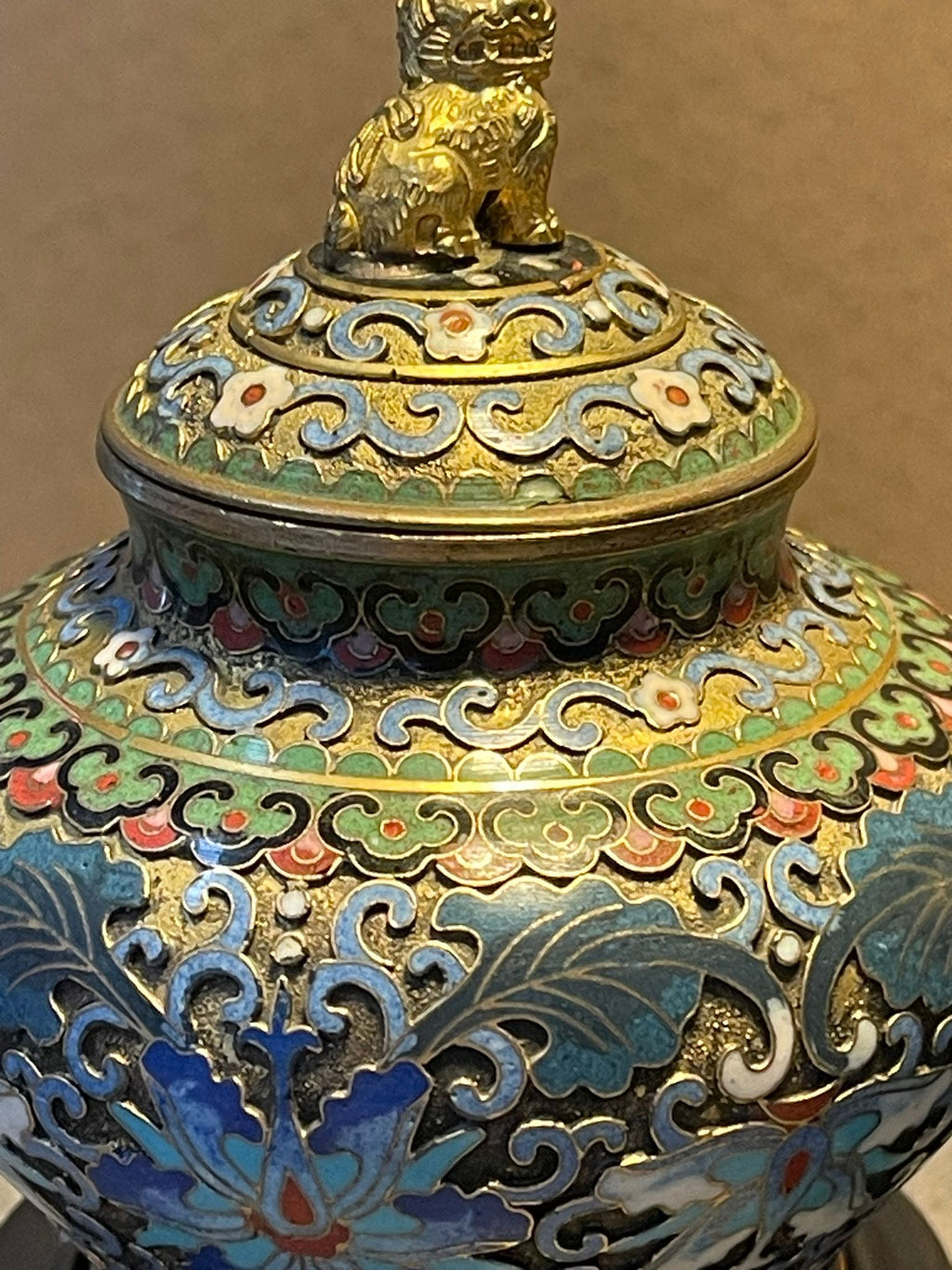 2x Chinesische Cloisonné Emaille Deckelvasen Messing mit Holzsockel ca. 10 cm