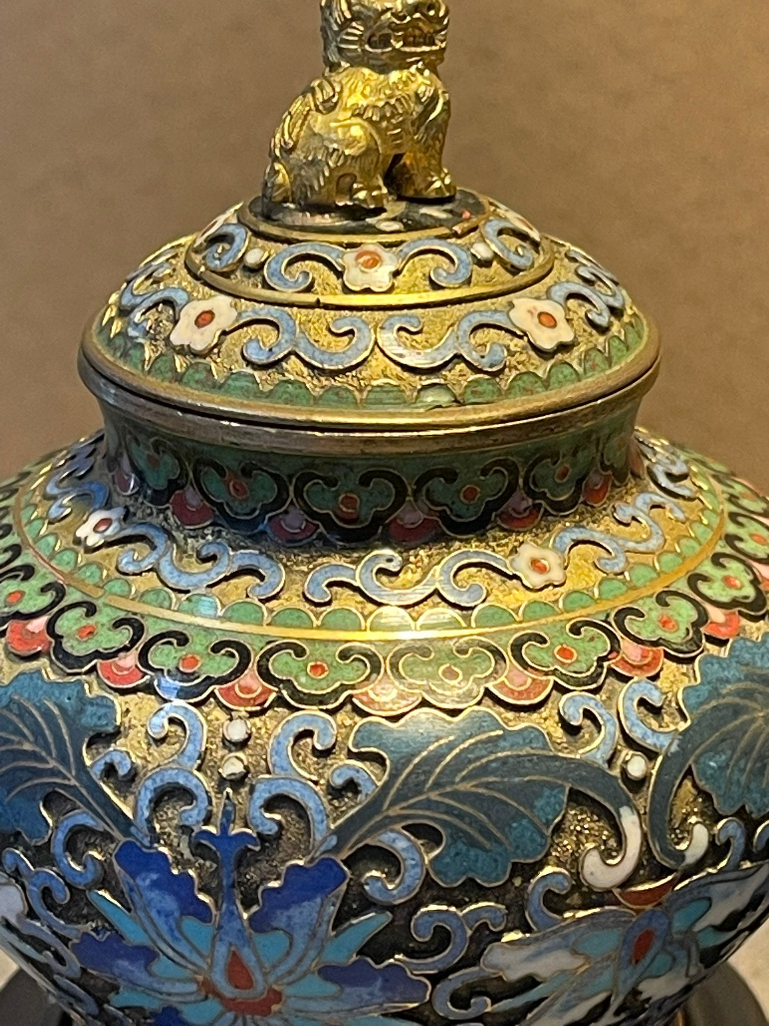 2x Chinesische Cloisonné Emaille Deckelvasen Messing mit Holzsockel ca. 10 cm