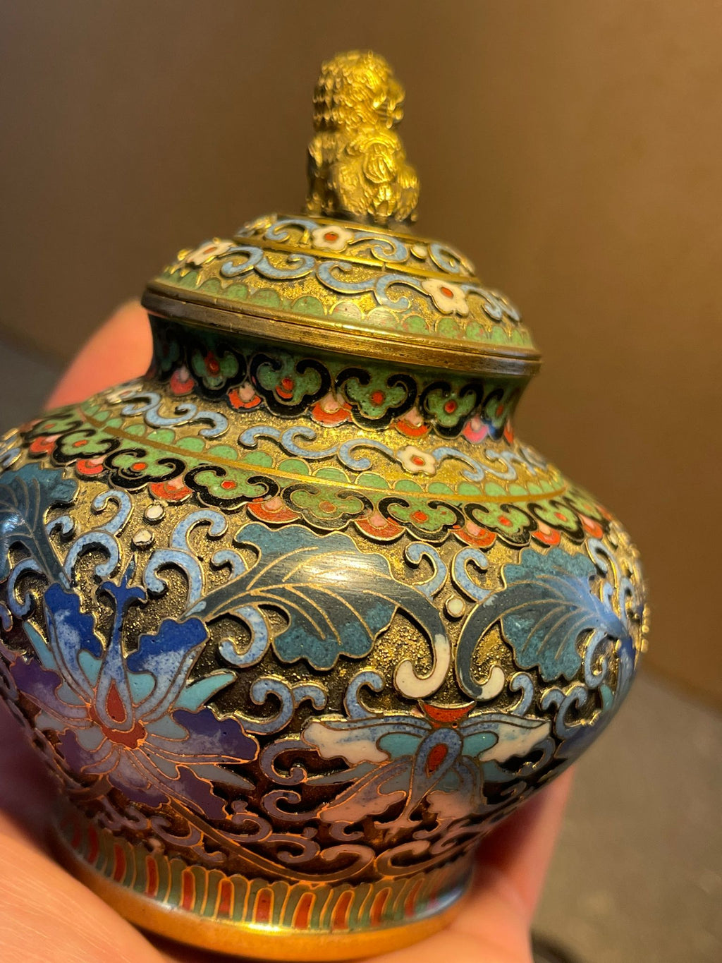 2x Chinesische Cloisonné Emaille Deckelvasen Messing mit Holzsockel ca. 10 cm