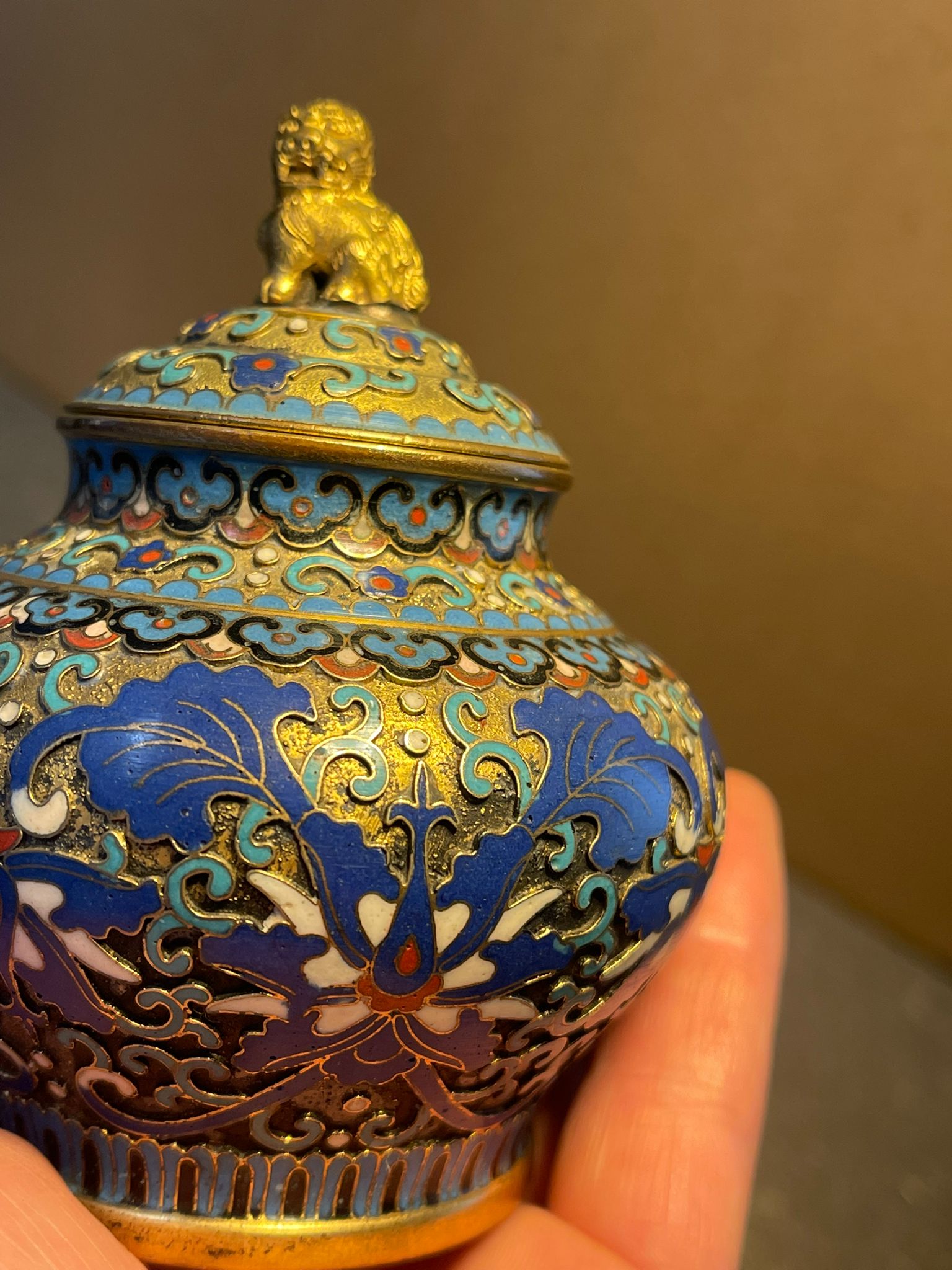 2x Chinesische Cloisonné Emaille Deckelvasen Messing mit Holzsockel ca. 10 cm