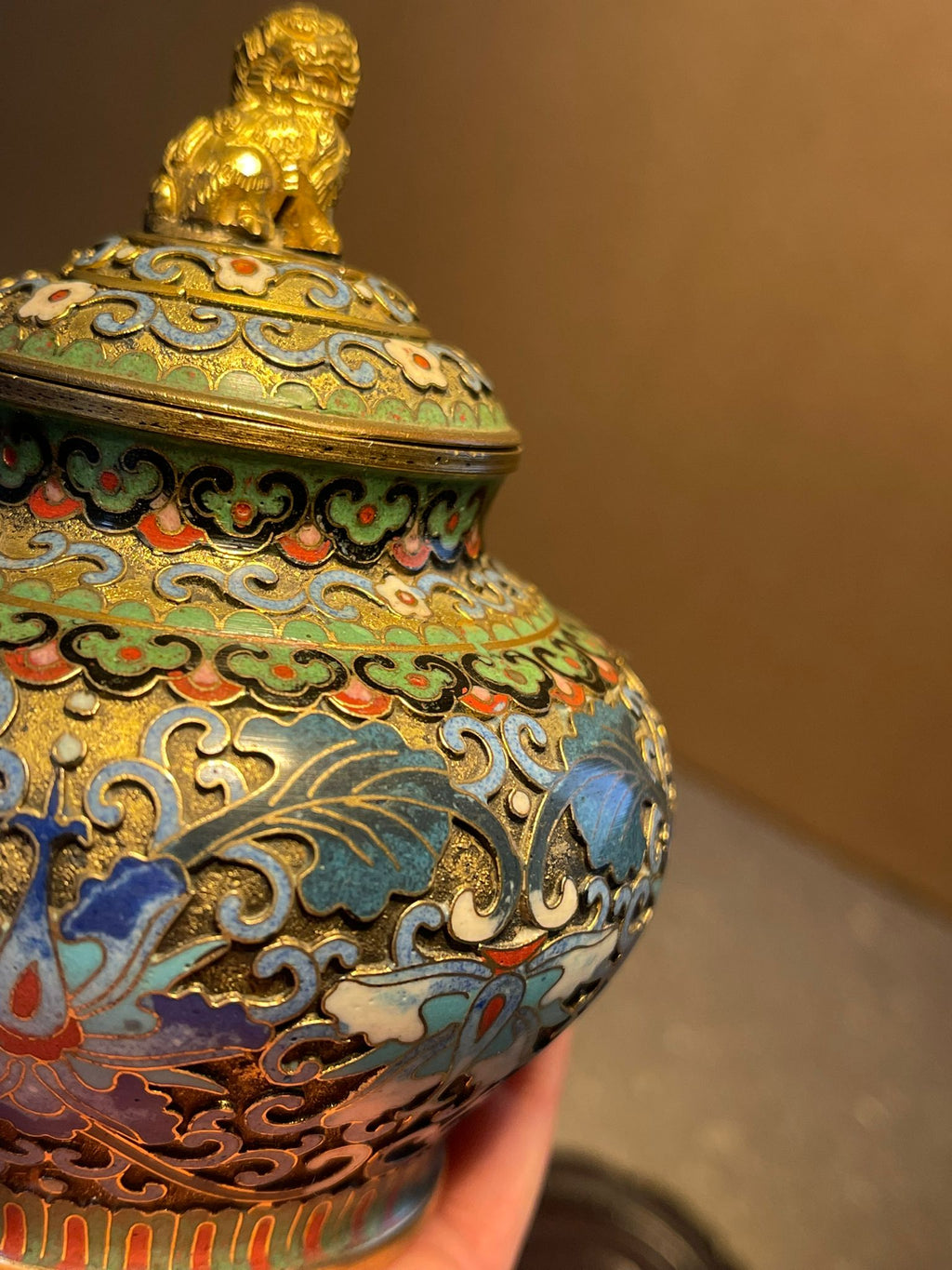 2x Chinesische Cloisonné Emaille Deckelvasen Messing mit Holzsockel ca. 10 cm