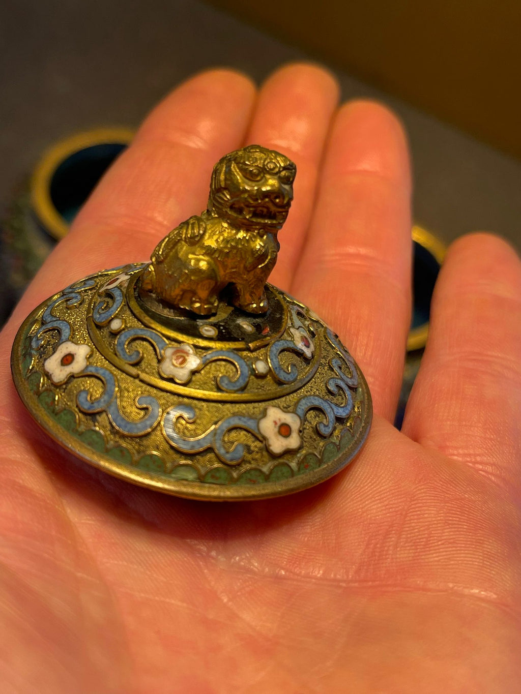 2x Chinesische Cloisonné Emaille Deckelvasen Messing mit Holzsockel ca. 10 cm