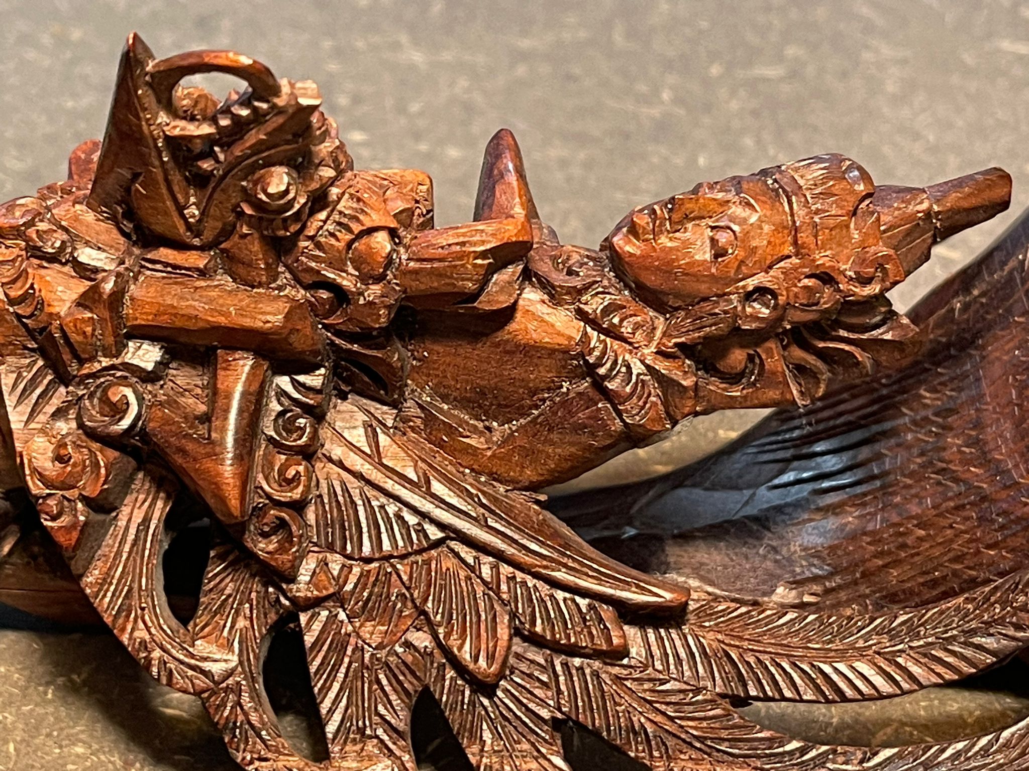 Filigran handgeschnitzte Götzen-Holzfigur – ca. 19 cm hoch