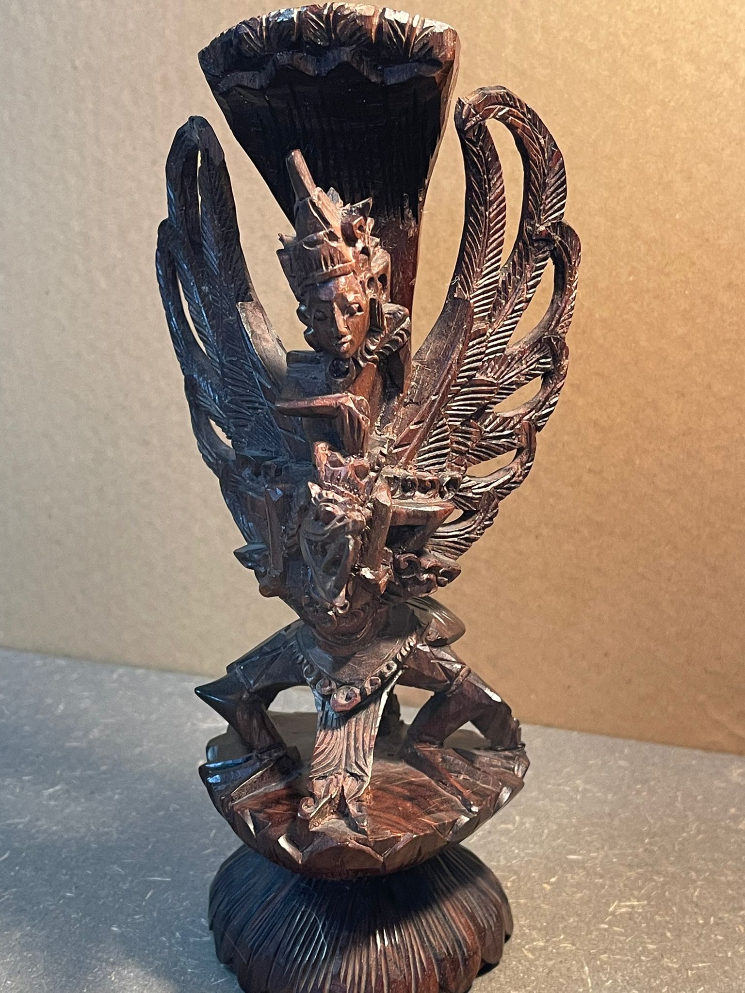 Filigran handgeschnitzte Götzen-Holzfigur – ca. 19 cm hoch