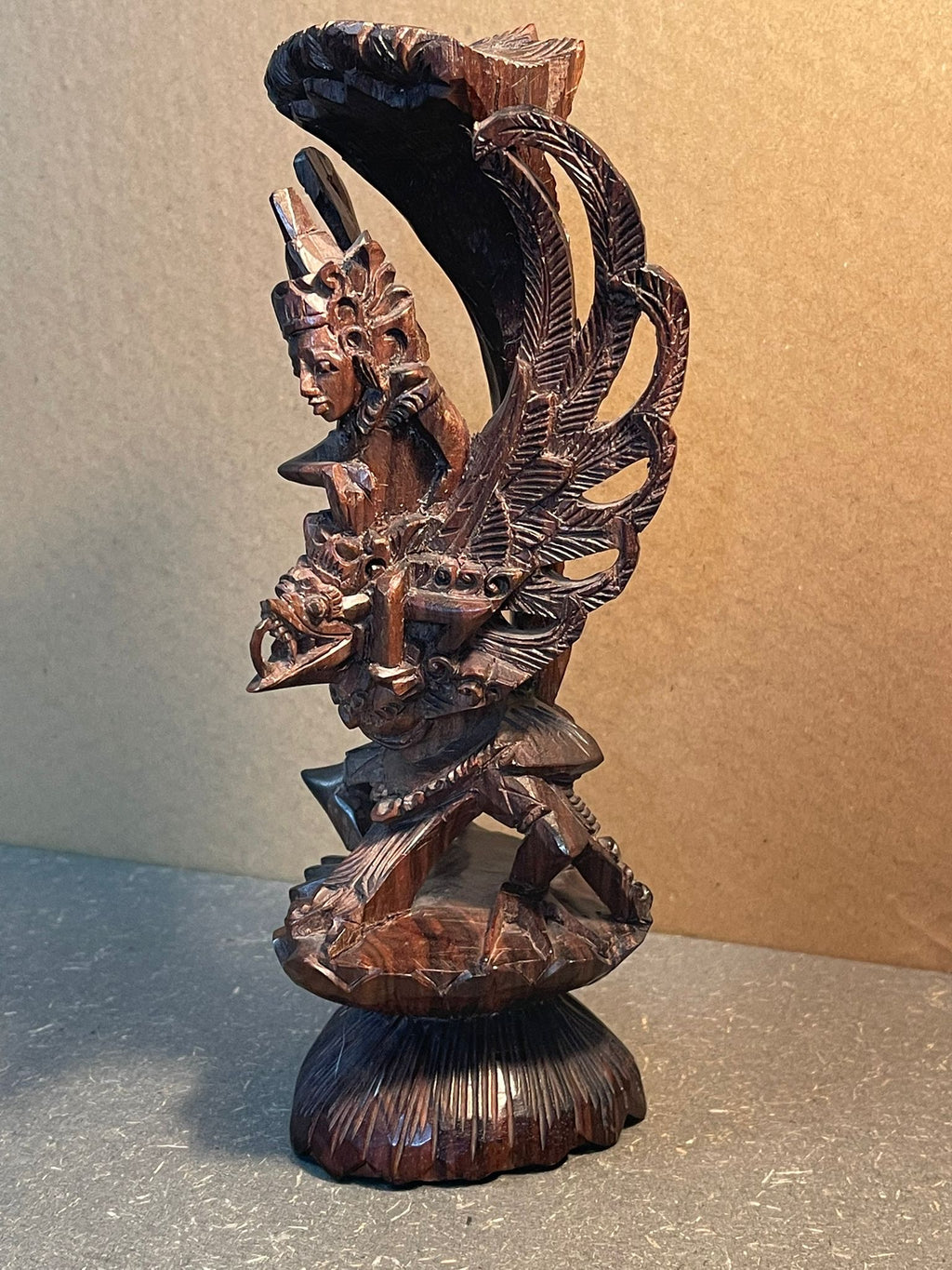 Filigran handgeschnitzte Götzen-Holzfigur – ca. 19 cm hoch