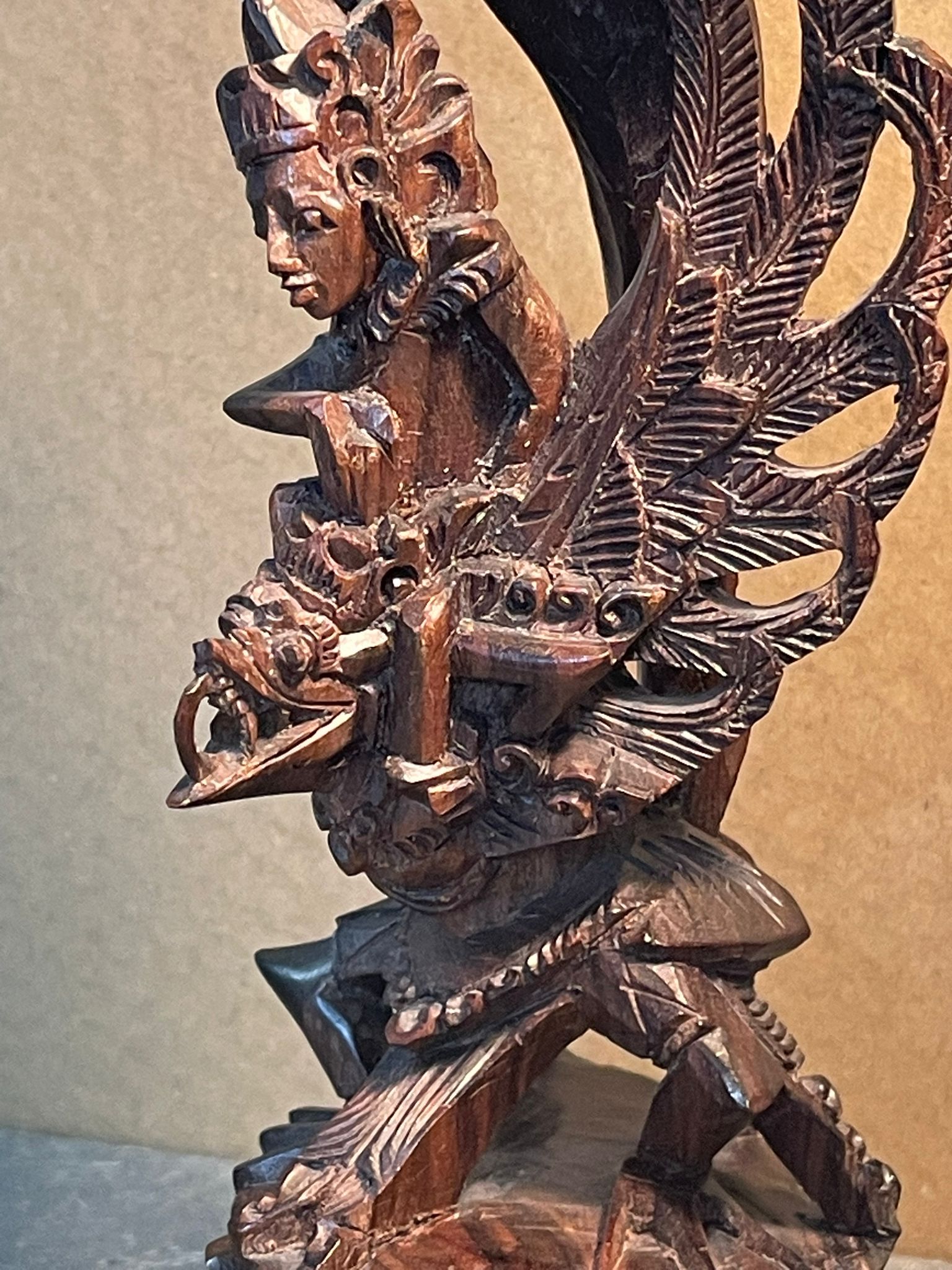 Filigran handgeschnitzte Götzen-Holzfigur – ca. 19 cm hoch