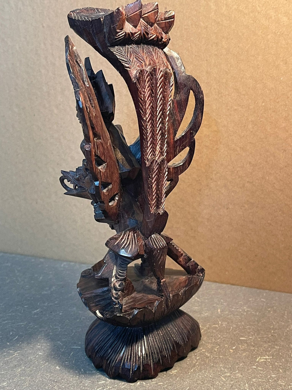 Filigran handgeschnitzte Götzen-Holzfigur – ca. 19 cm hoch