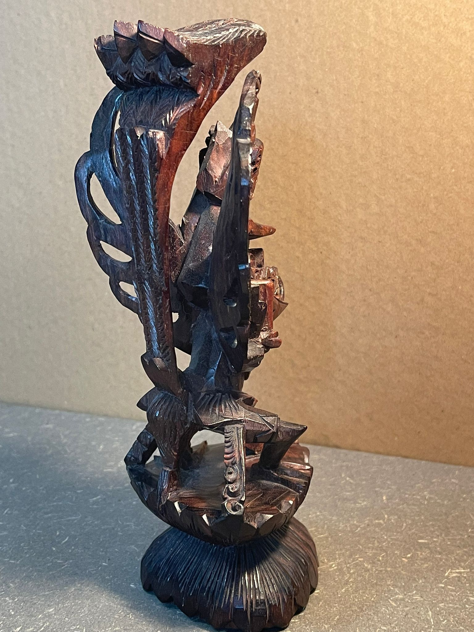 Filigran handgeschnitzte Götzen-Holzfigur – ca. 19 cm hoch