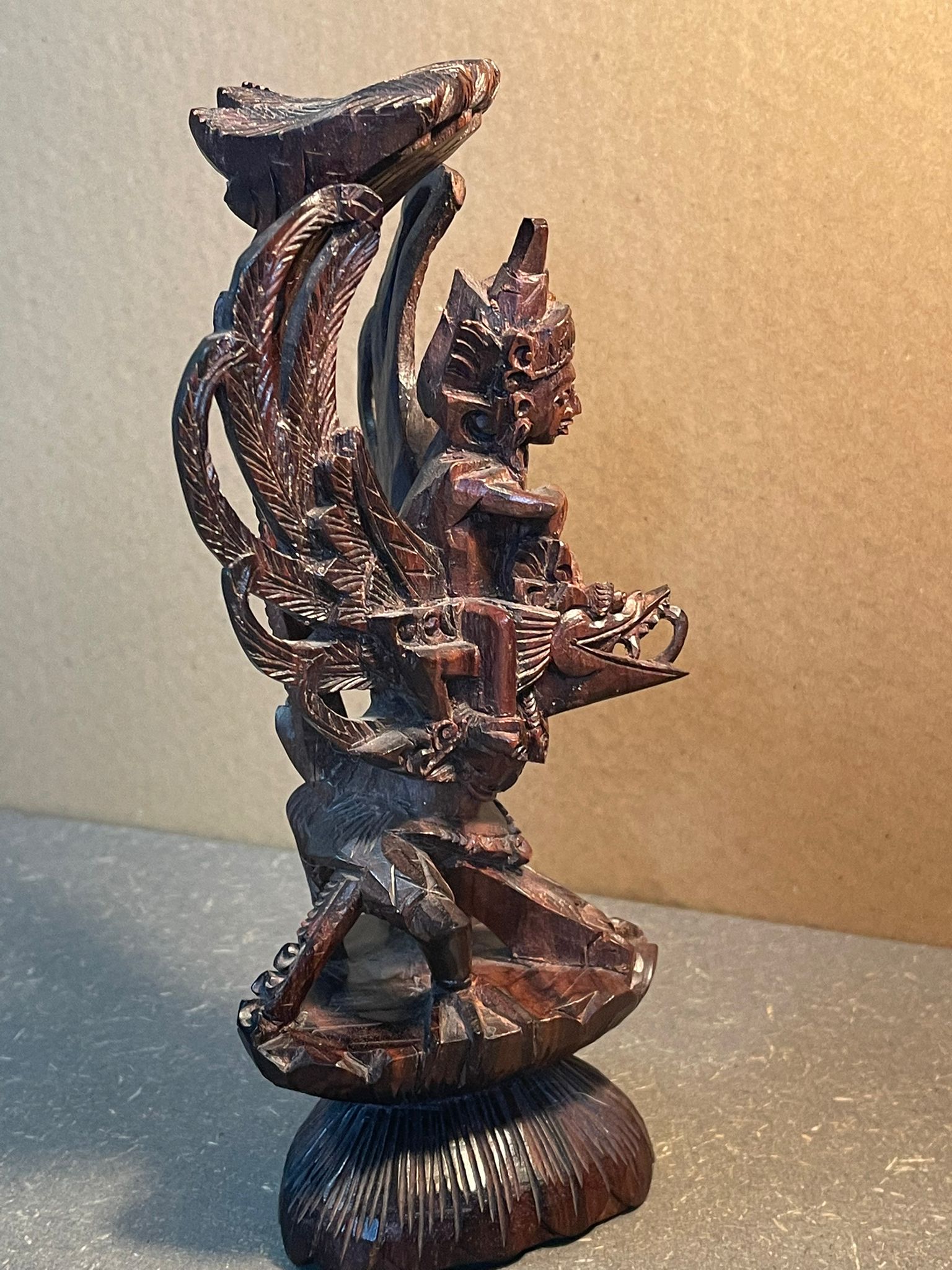 Filigran handgeschnitzte Götzen-Holzfigur – ca. 19 cm hoch