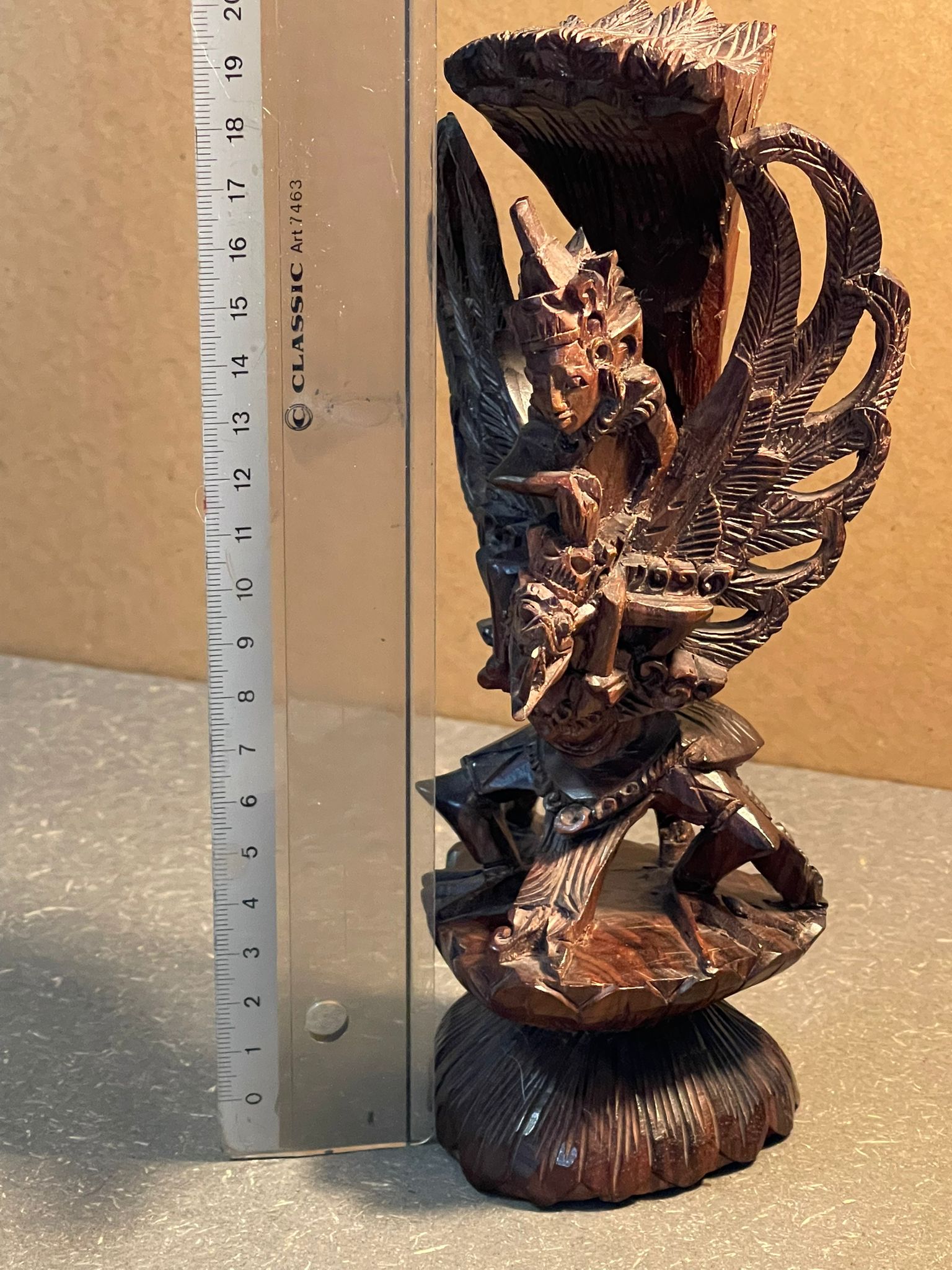 Filigran handgeschnitzte Götzen-Holzfigur – ca. 19 cm hoch