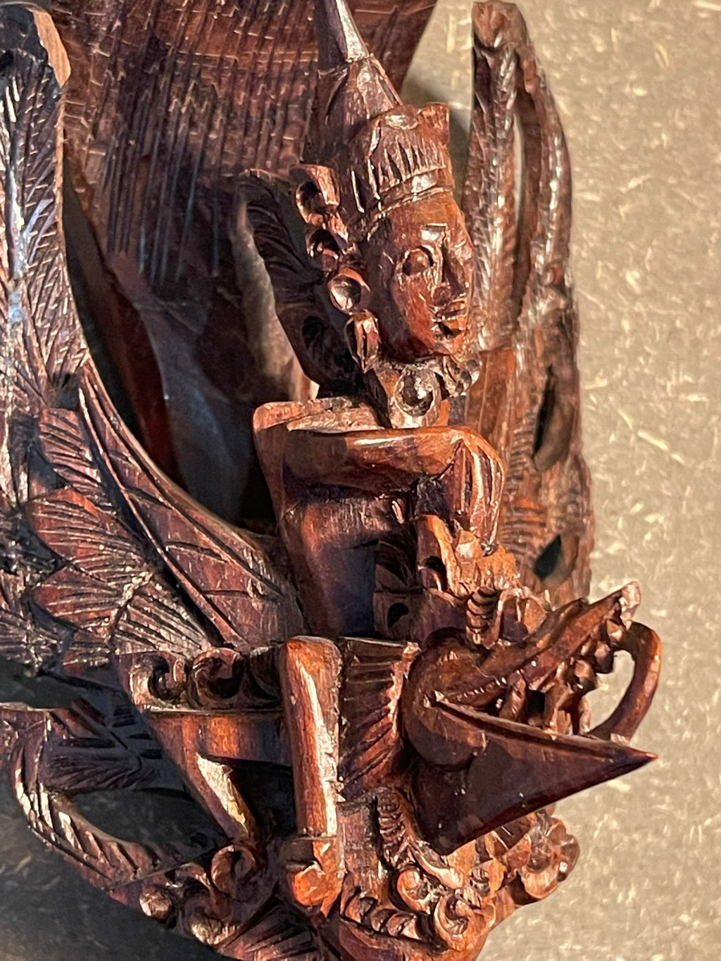 Filigran handgeschnitzte Götzen-Holzfigur – ca. 19 cm hoch