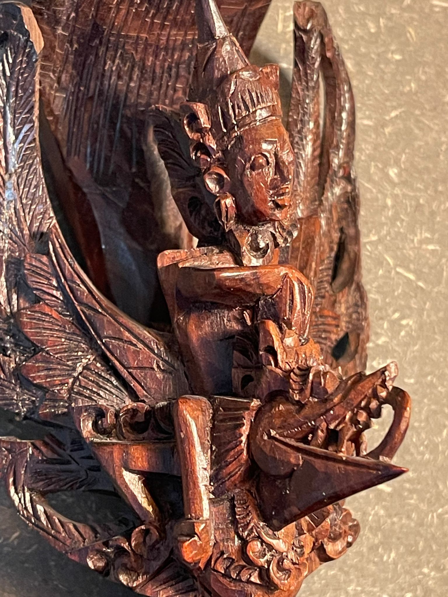 Filigran handgeschnitzte Götzen-Holzfigur – ca. 19 cm hoch