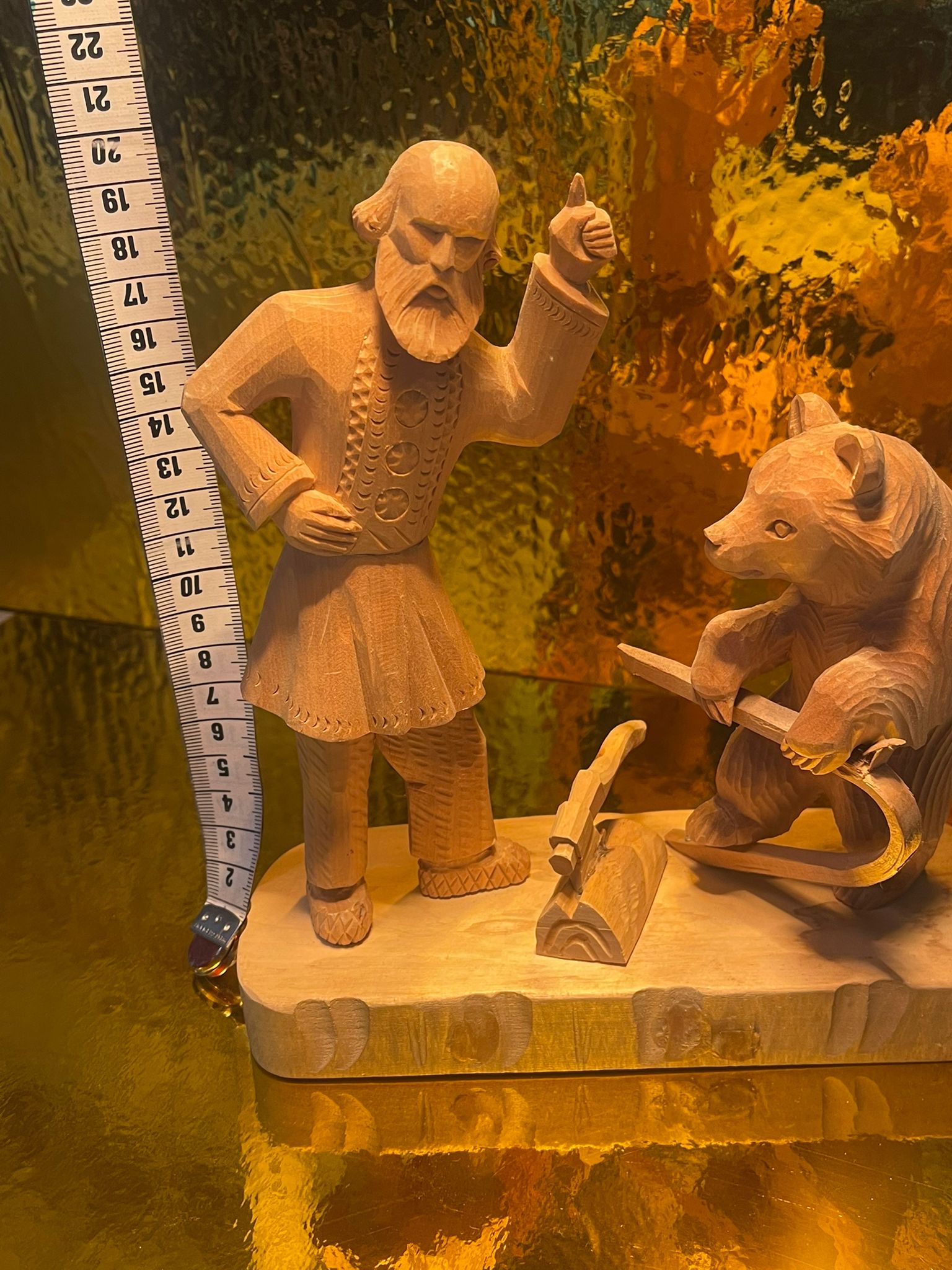 Handgeschnitzte Holzfigur ein Mann mit Bär bei Holzarbeiten Signiert & datiert 21.01.97 – ca. 19 cm