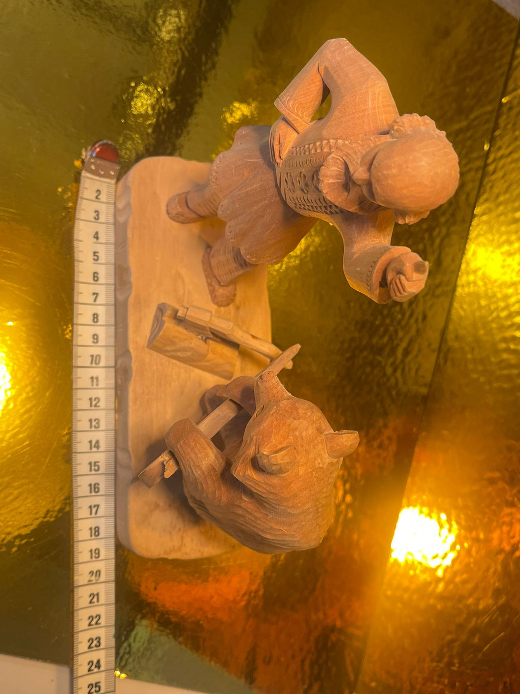 Handgeschnitzte Holzfigur ein Mann mit Bär bei Holzarbeiten Signiert & datiert 21.01.97 – ca. 19 cm