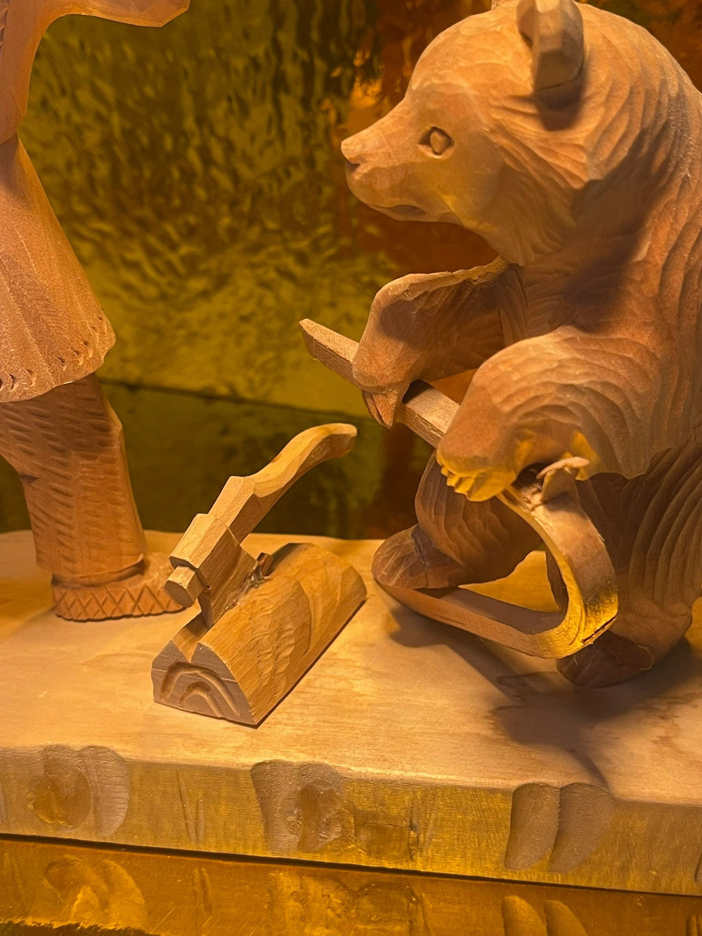 Handgeschnitzte Holzfigur ein Mann mit Bär bei Holzarbeiten Signiert & datiert 21.01.97 – ca. 19 cm