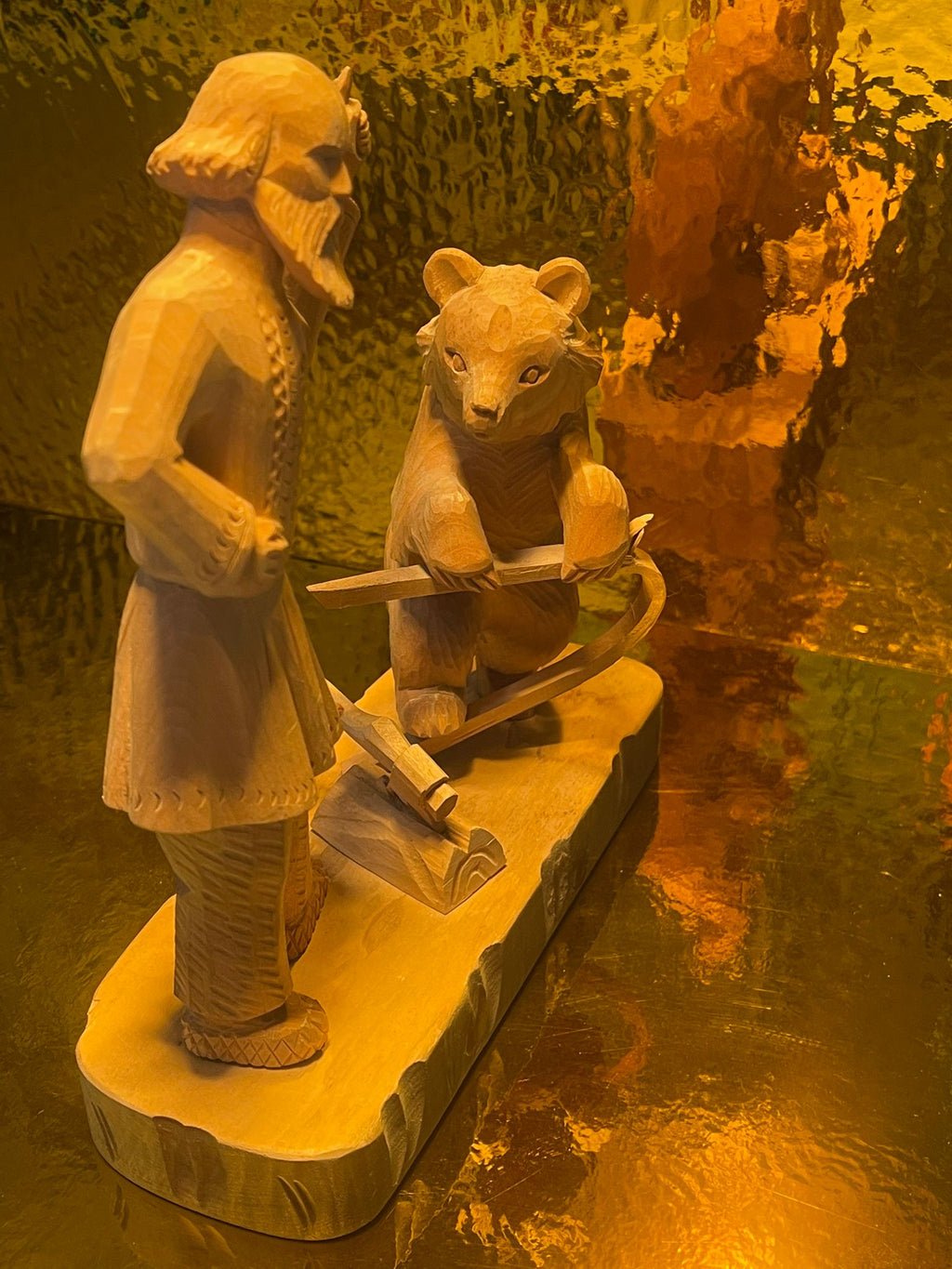 Handgeschnitzte Holzfigur ein Mann mit Bär bei Holzarbeiten Signiert & datiert 21.01.97 – ca. 19 cm