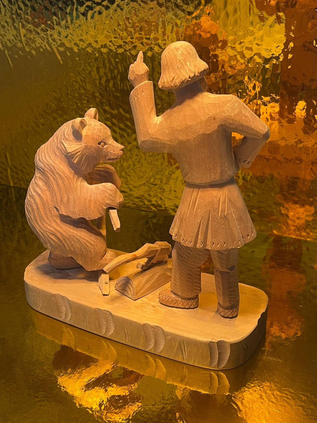 Handgeschnitzte Holzfigur ein Mann mit Bär bei Holzarbeiten Signiert & datiert 21.01.97 – ca. 19 cm