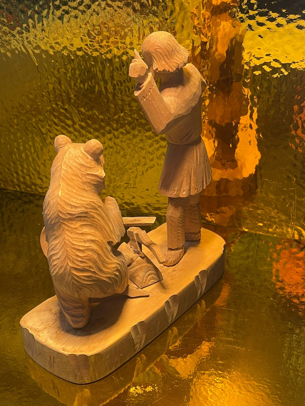 Handgeschnitzte Holzfigur ein Mann mit Bär bei Holzarbeiten Signiert & datiert 21.01.97 – ca. 19 cm