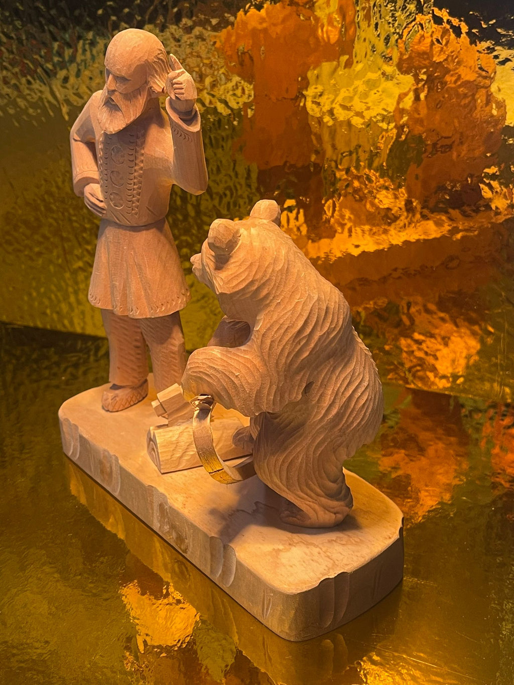 Handgeschnitzte Holzfigur ein Mann mit Bär bei Holzarbeiten Signiert & datiert 21.01.97 – ca. 19 cm