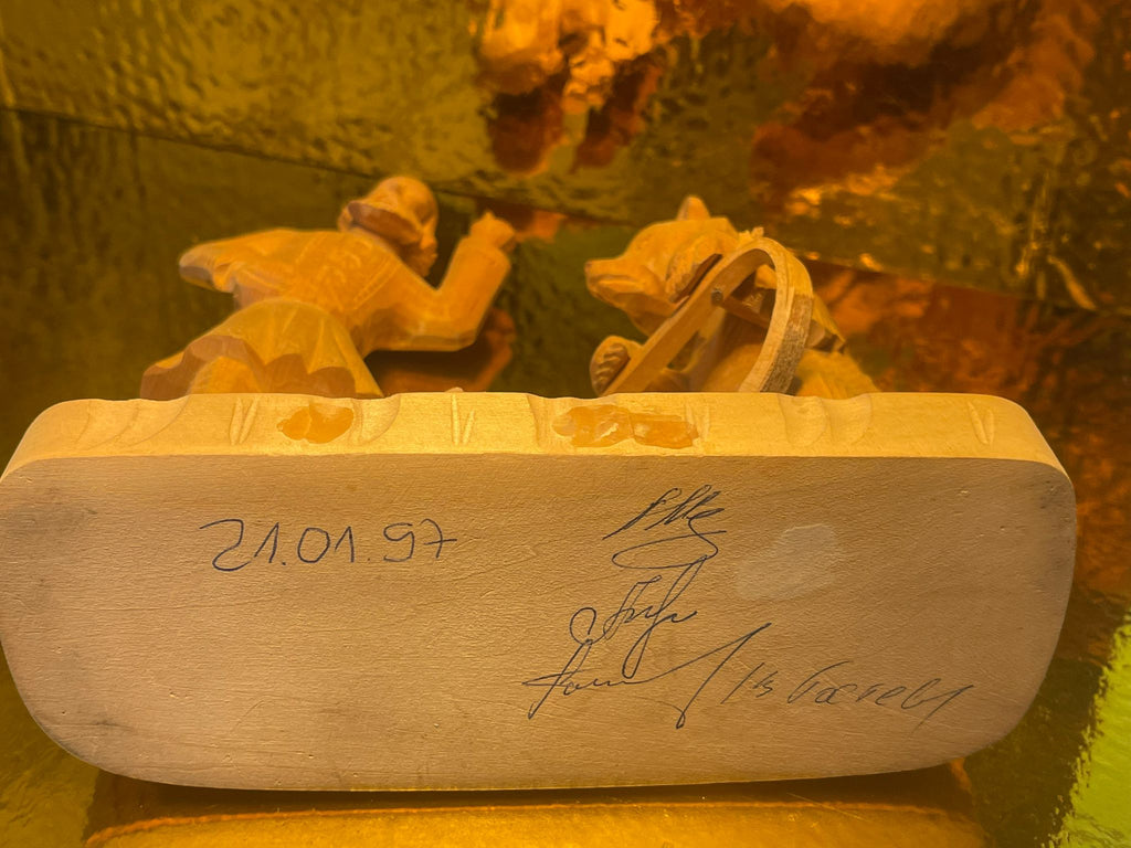 Handgeschnitzte Holzfigur ein Mann mit Bär bei Holzarbeiten Signiert & datiert 21.01.97 – ca. 19 cm