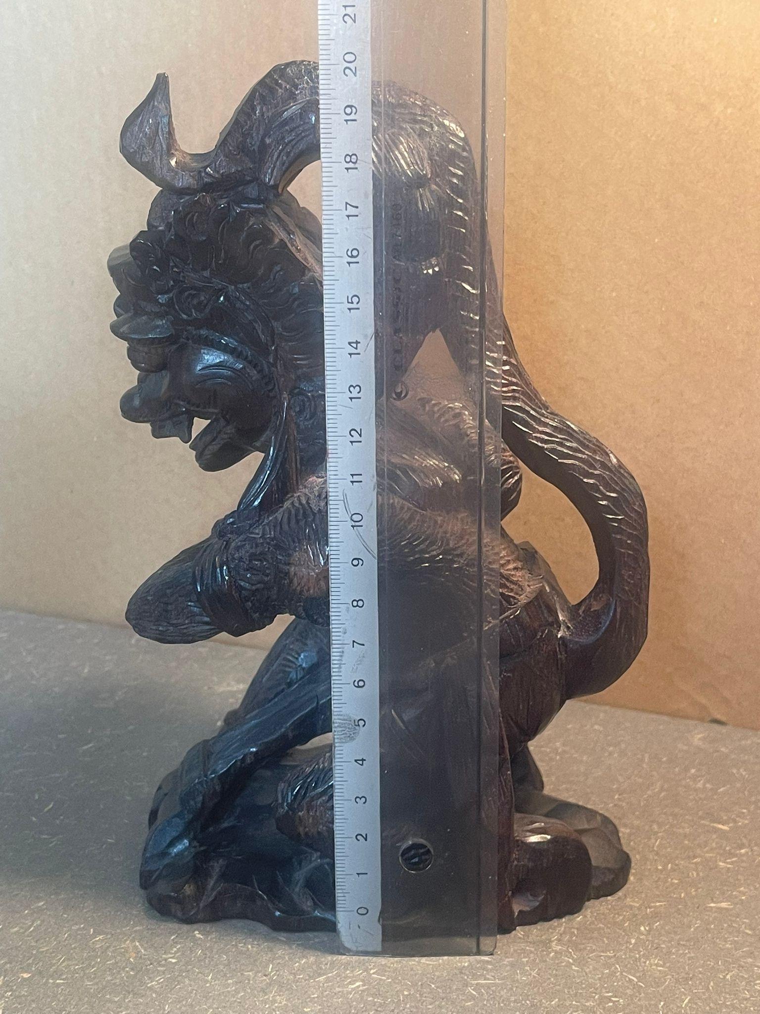 Handgeschnitzte Holzfigur – ca. 20 cm hoch