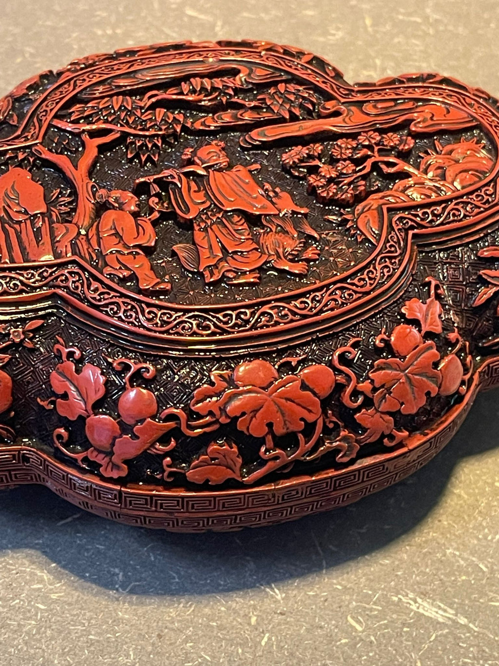 Chinesische Schnitzlackdose Dunkelrot Replica nach Vorbild aus dem 16. Jh.