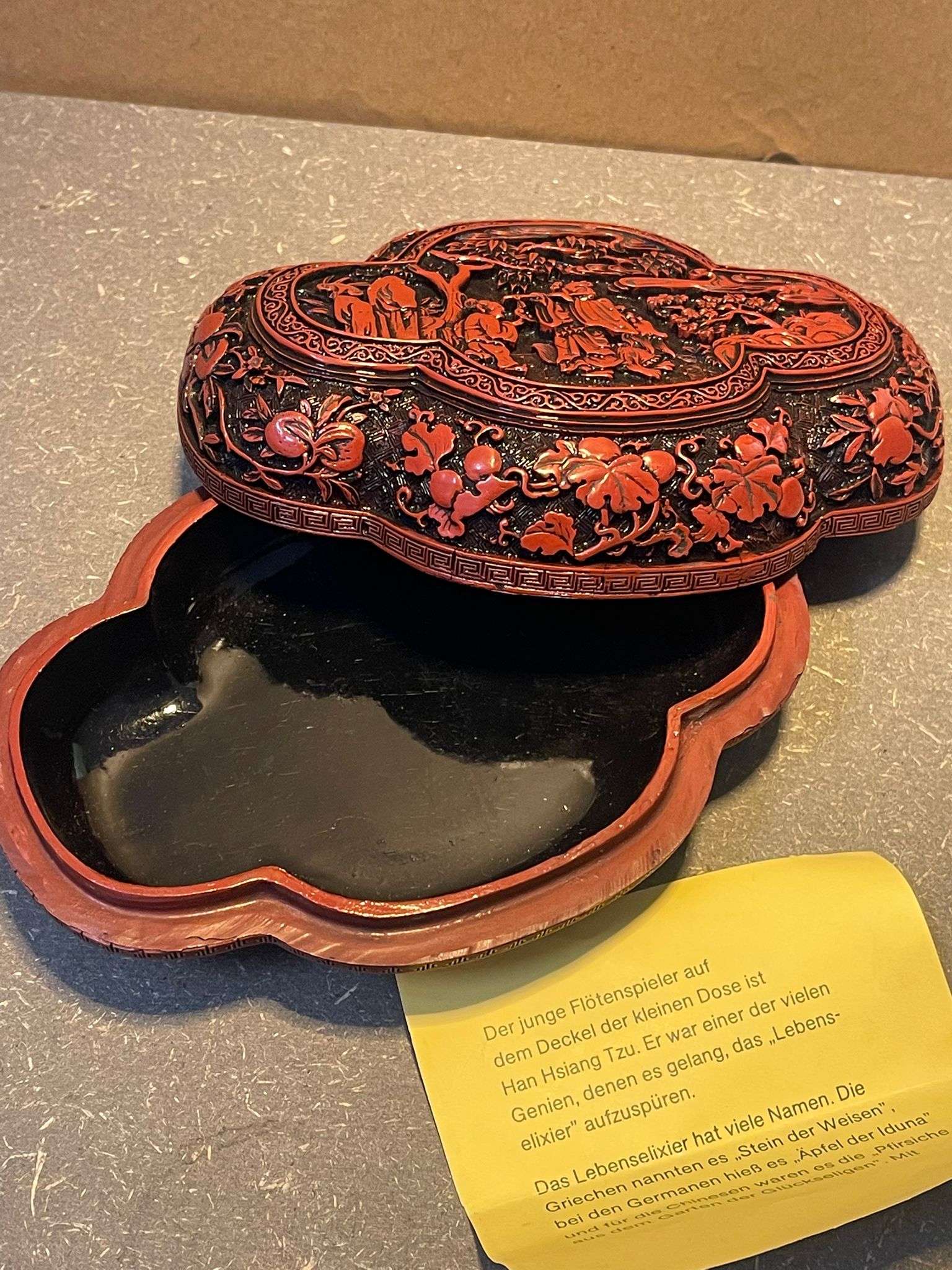 Chinesische Schnitzlackdose Dunkelrot Replica nach Vorbild aus dem 16. Jh.