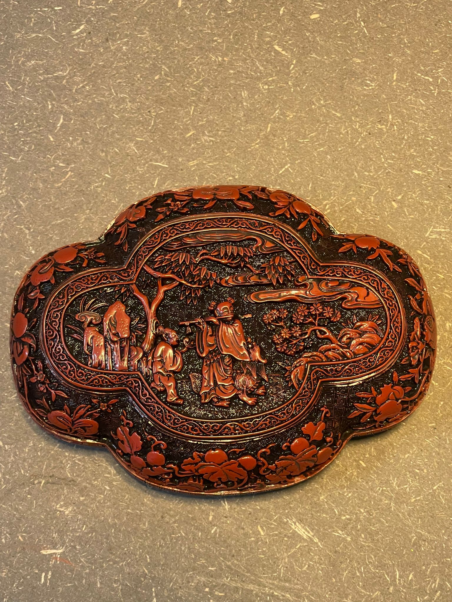 Chinesische Schnitzlackdose Dunkelrot Replica nach Vorbild aus dem 16. Jh.