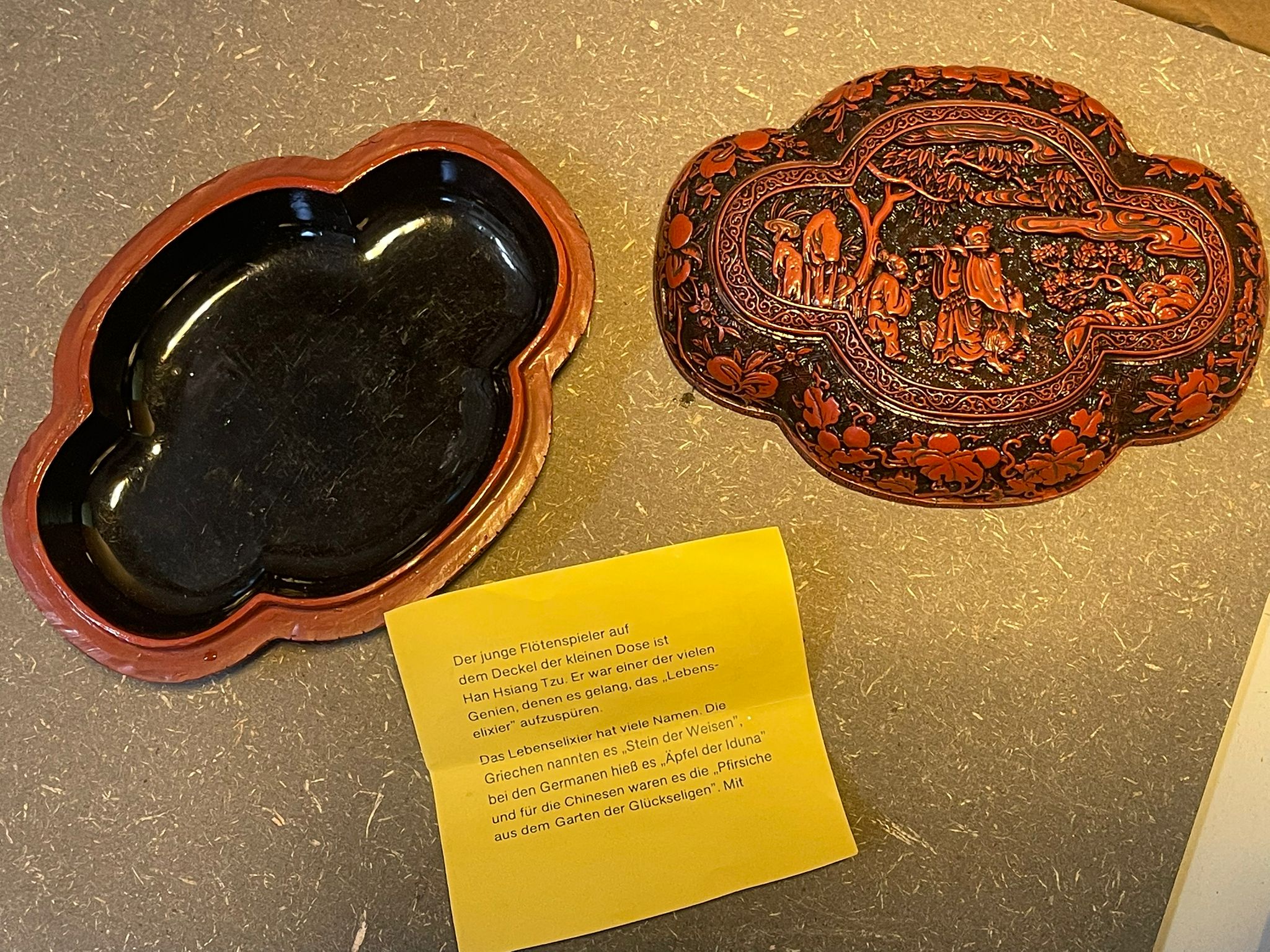 Chinesische Schnitzlackdose Dunkelrot Replica nach Vorbild aus dem 16. Jh.