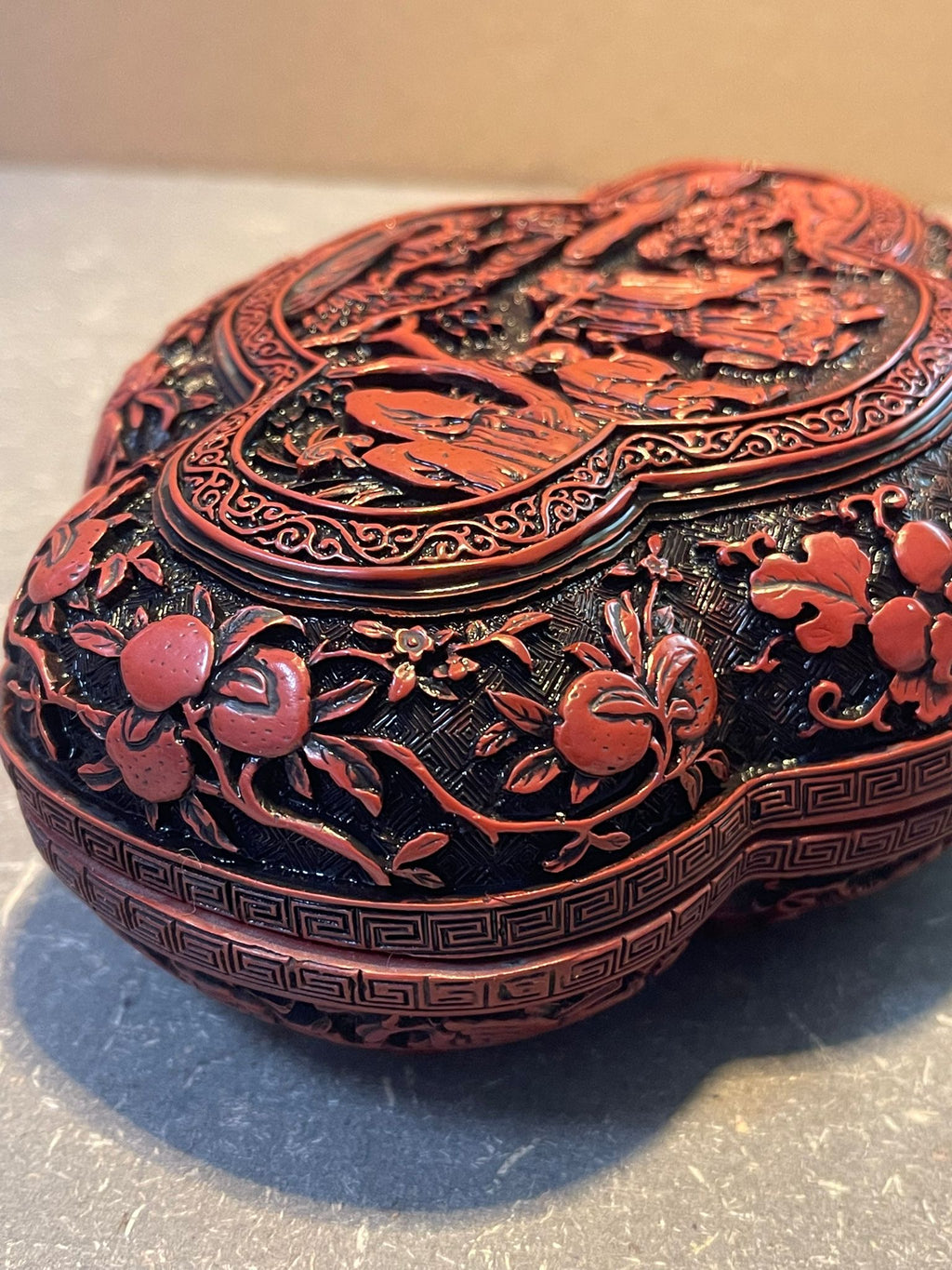 Chinesische Schnitzlackdose Dunkelrot Replica nach Vorbild aus dem 16. Jh.
