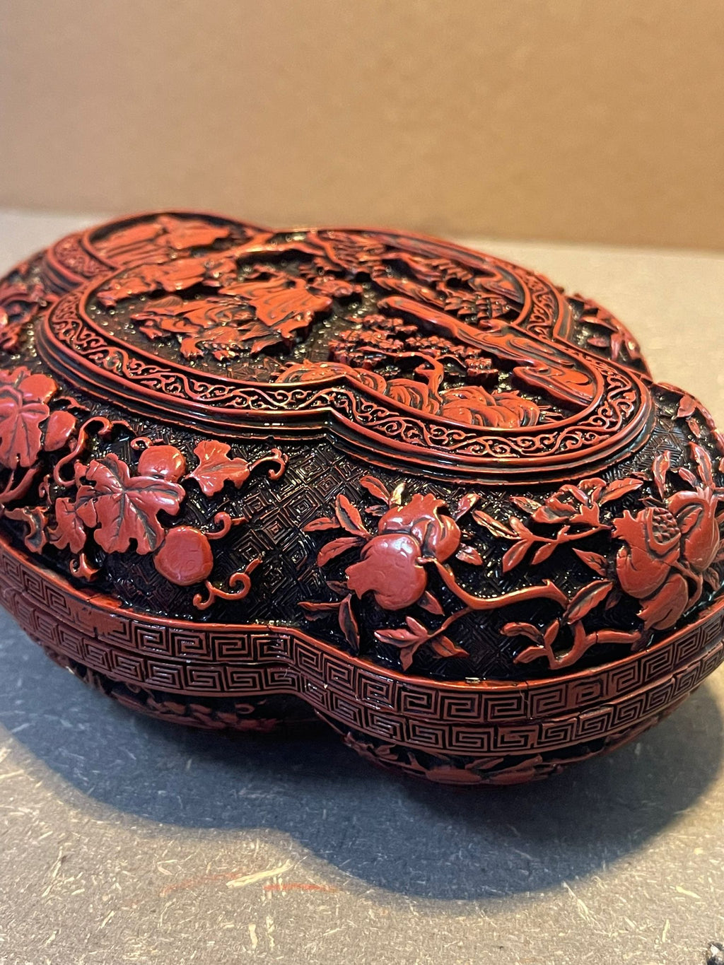 Chinesische Schnitzlackdose Dunkelrot Replica nach Vorbild aus dem 16. Jh.