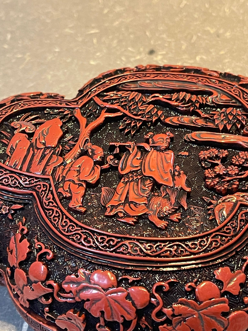 Chinesische Schnitzlackdose Dunkelrot Replica nach Vorbild aus dem 16. Jh.