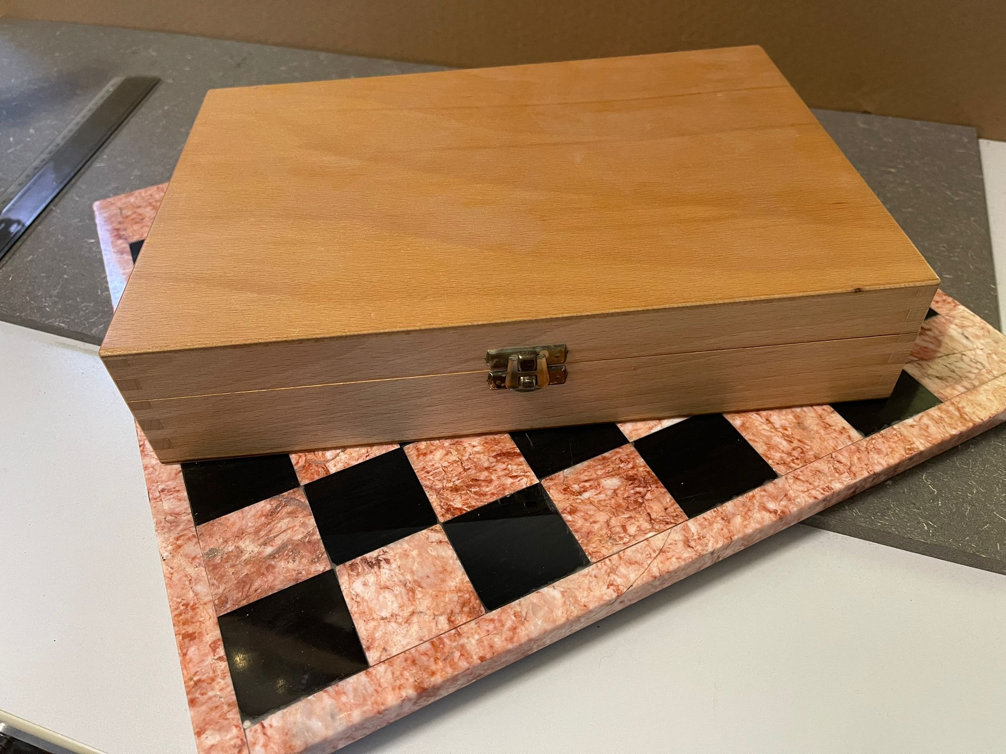 Schachbrett Set - Handgefertigtes Schachspiel aus Naturstein / Marmor (36 x 36 cm)