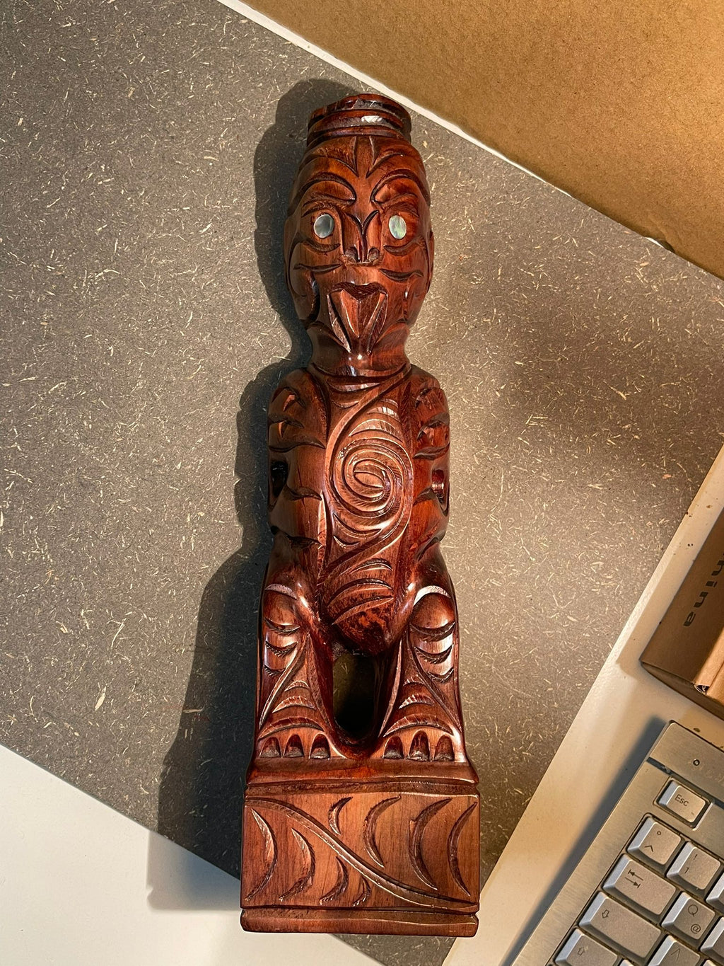 Handgeschnitzte Vintage Maori Tiki Figur – Edles Matai-Holz mit Paua-Muschel-Augen (32 cm)