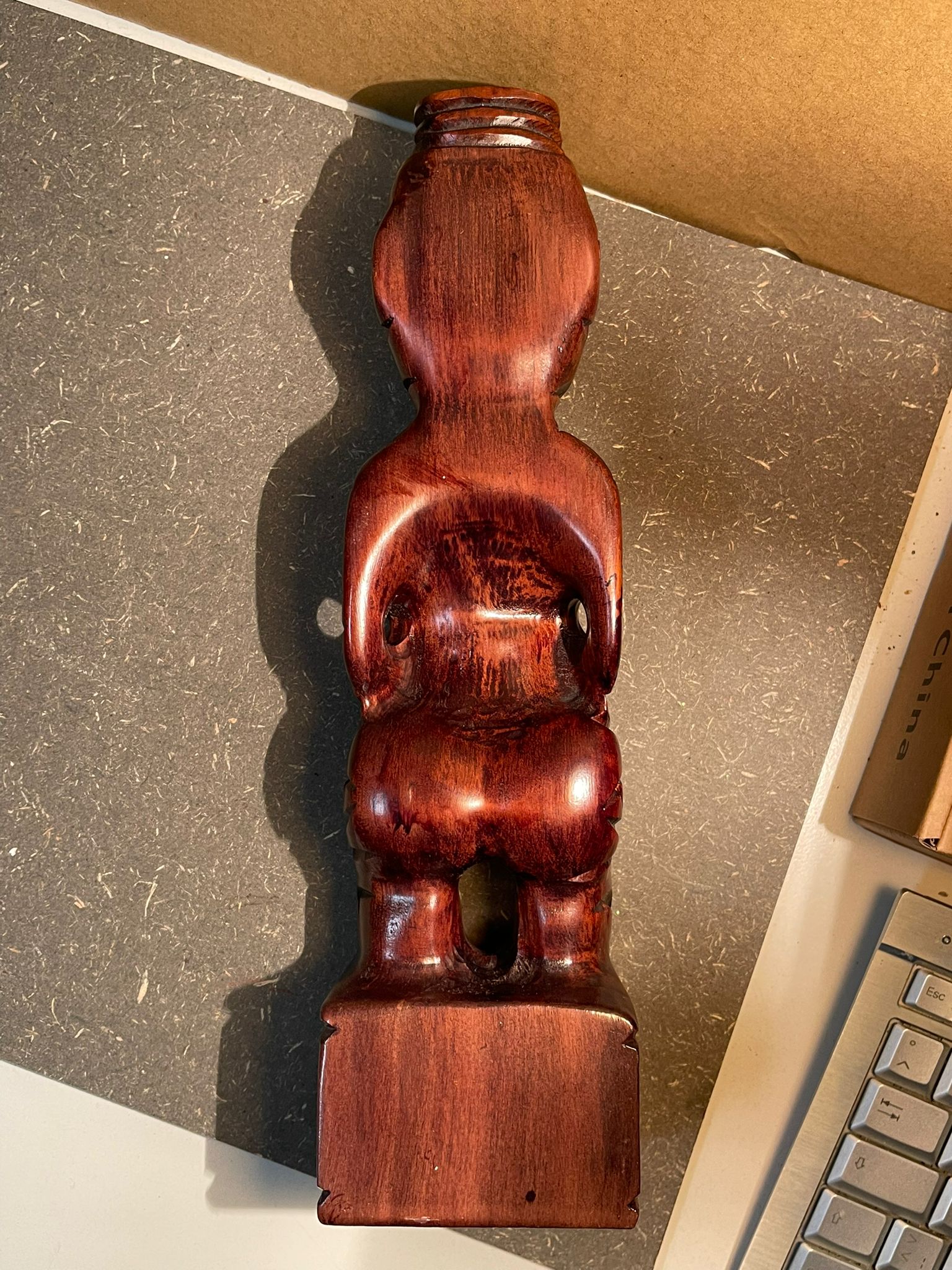 Handgeschnitzte Vintage Maori Tiki Figur – Edles Matai-Holz mit Paua-Muschel-Augen (32 cm)